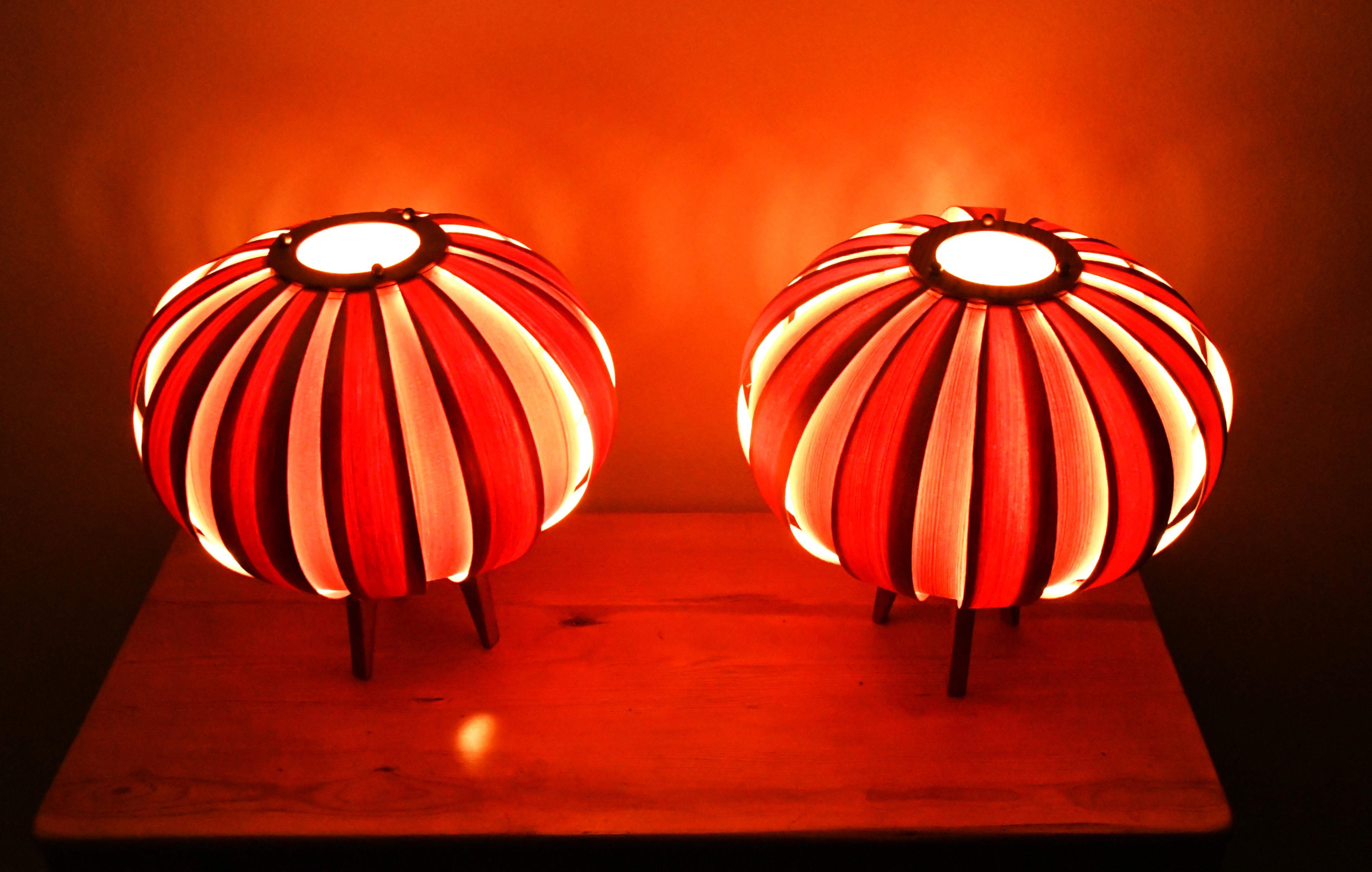 Pareja de lámparas de sobremesa de chapa de pino sueco de Hans-Agne Jakobsson para Ellysett, años 60 en venta 2