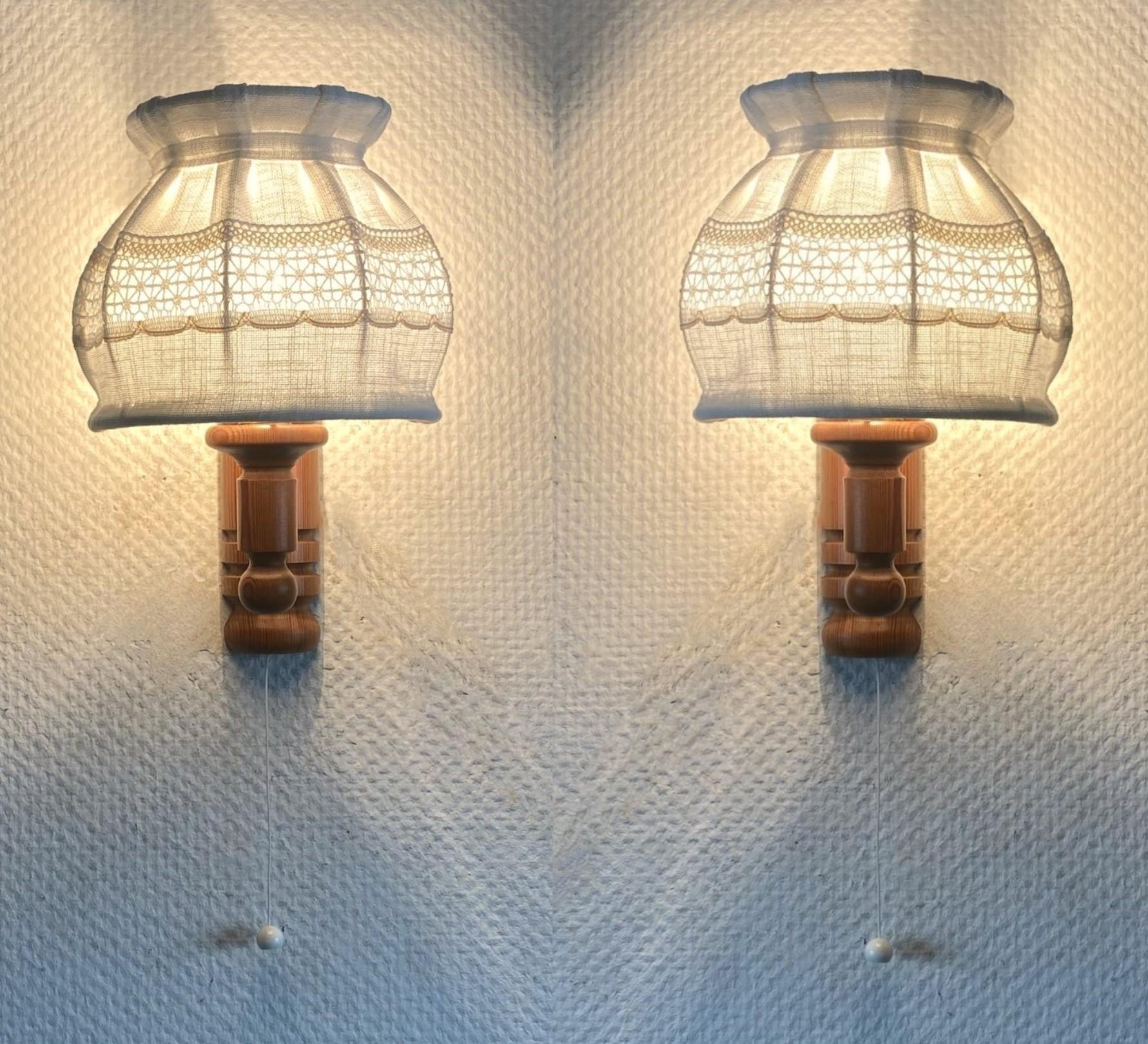 Paire d'appliques suédoises en bois de pin avec abat-jour en lin, Suède, années 1960 en vente 8