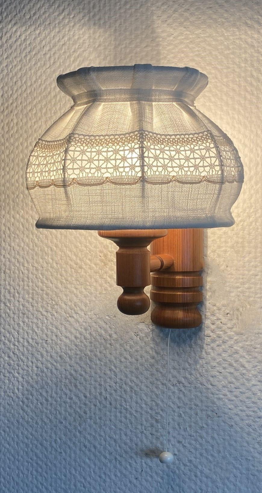 Paire d'appliques suédoises en bois de pin avec abat-jour en lin, Suède, années 1960 en vente 9