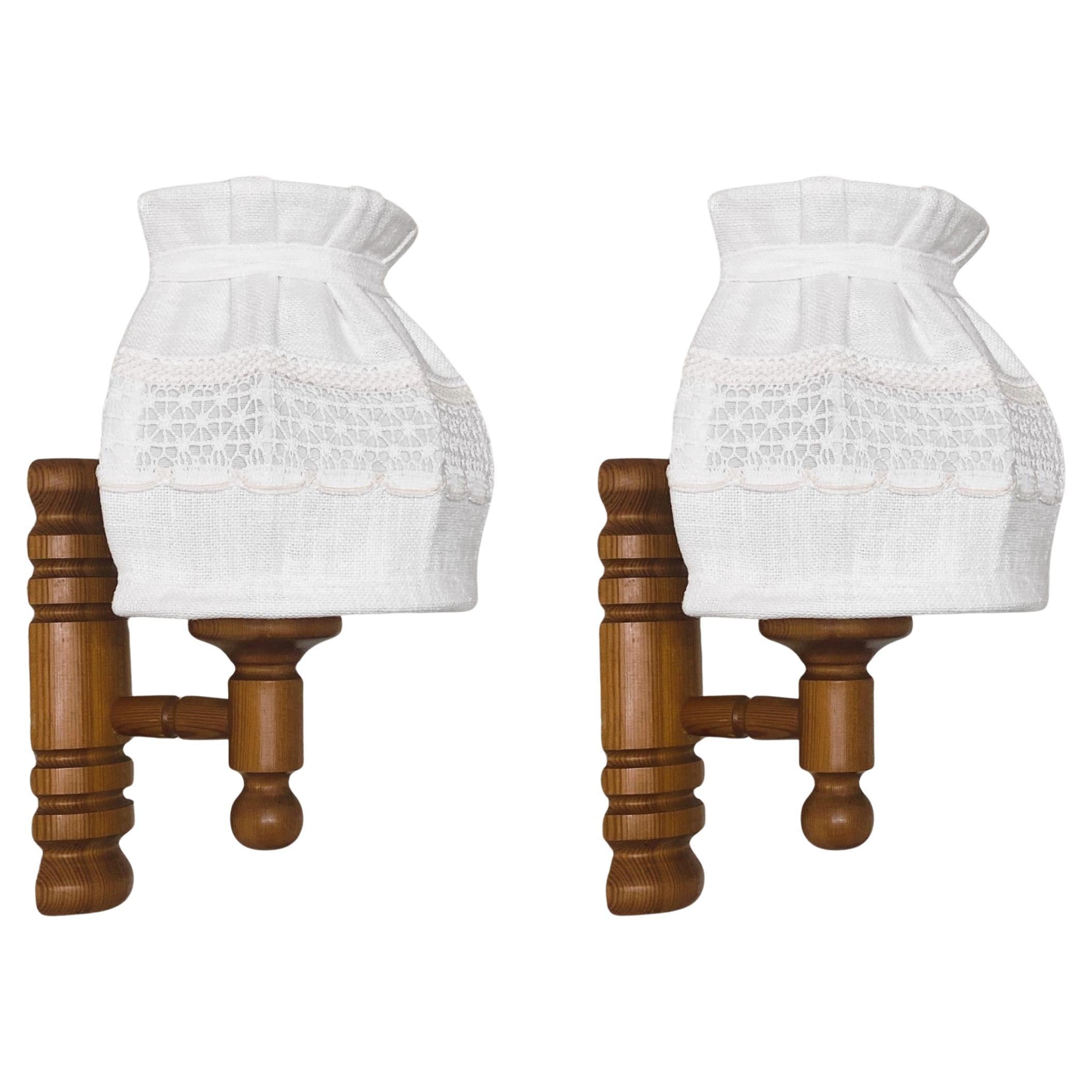 Scandinave moderne Paire d'appliques suédoises en bois de pin avec abat-jour en lin, Suède, années 1960 en vente