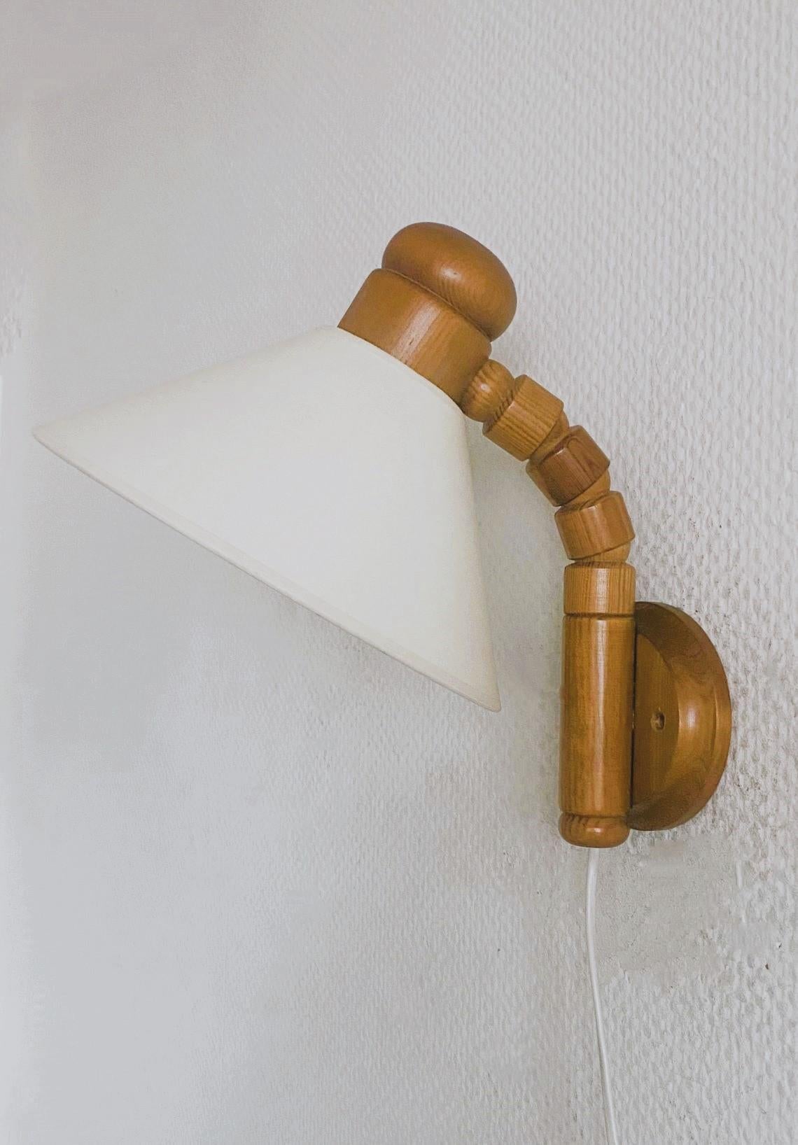 Schwedische Wandleuchter aus Kiefernholz mit Gelenk von Solbackens Svarveri, 1960er Jahre, Paar (Skandinavische Moderne) im Angebot