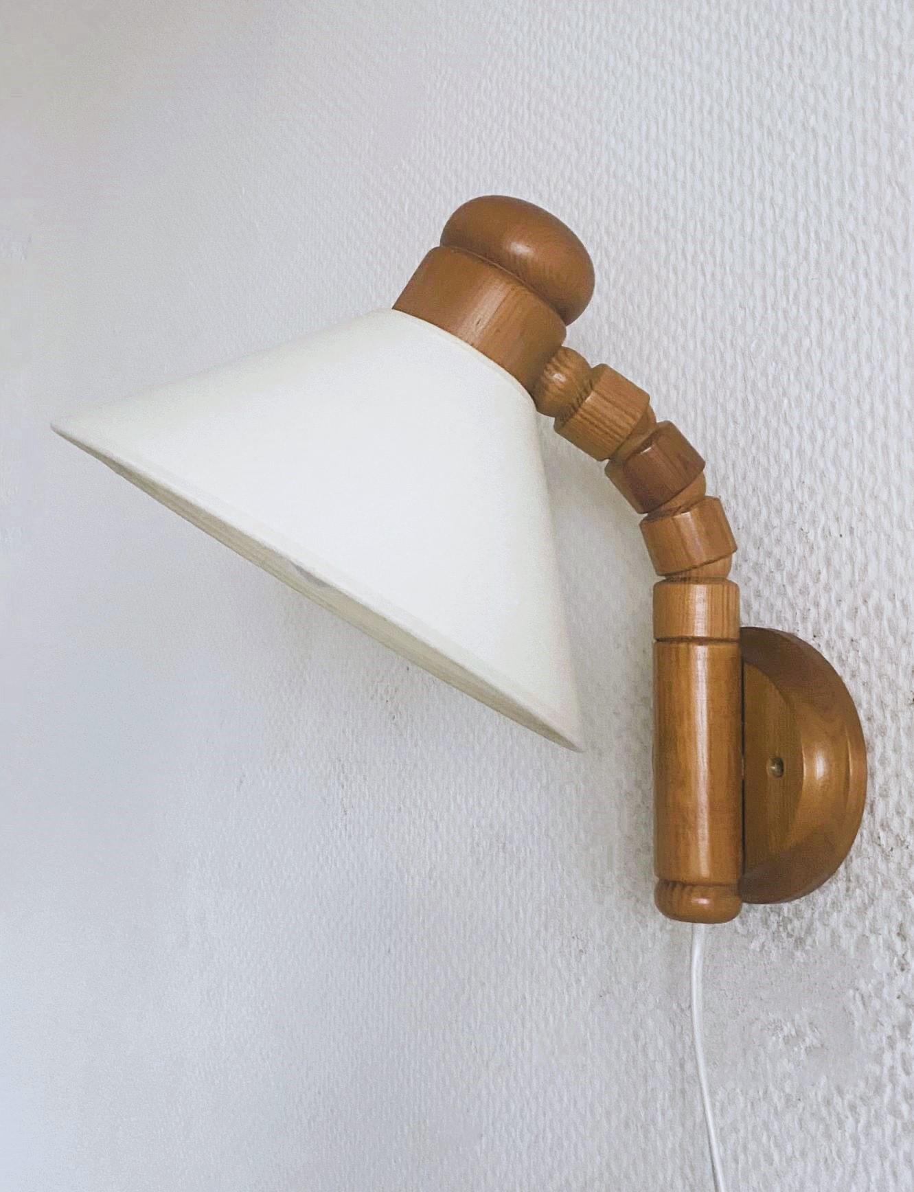 Schwedische Wandleuchter aus Kiefernholz mit Gelenk von Solbackens Svarveri, 1960er Jahre, Paar (20. Jahrhundert) im Angebot