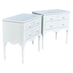 Paire de commodes à trois tiroirs de style suédois peintes par Lexington Furniture