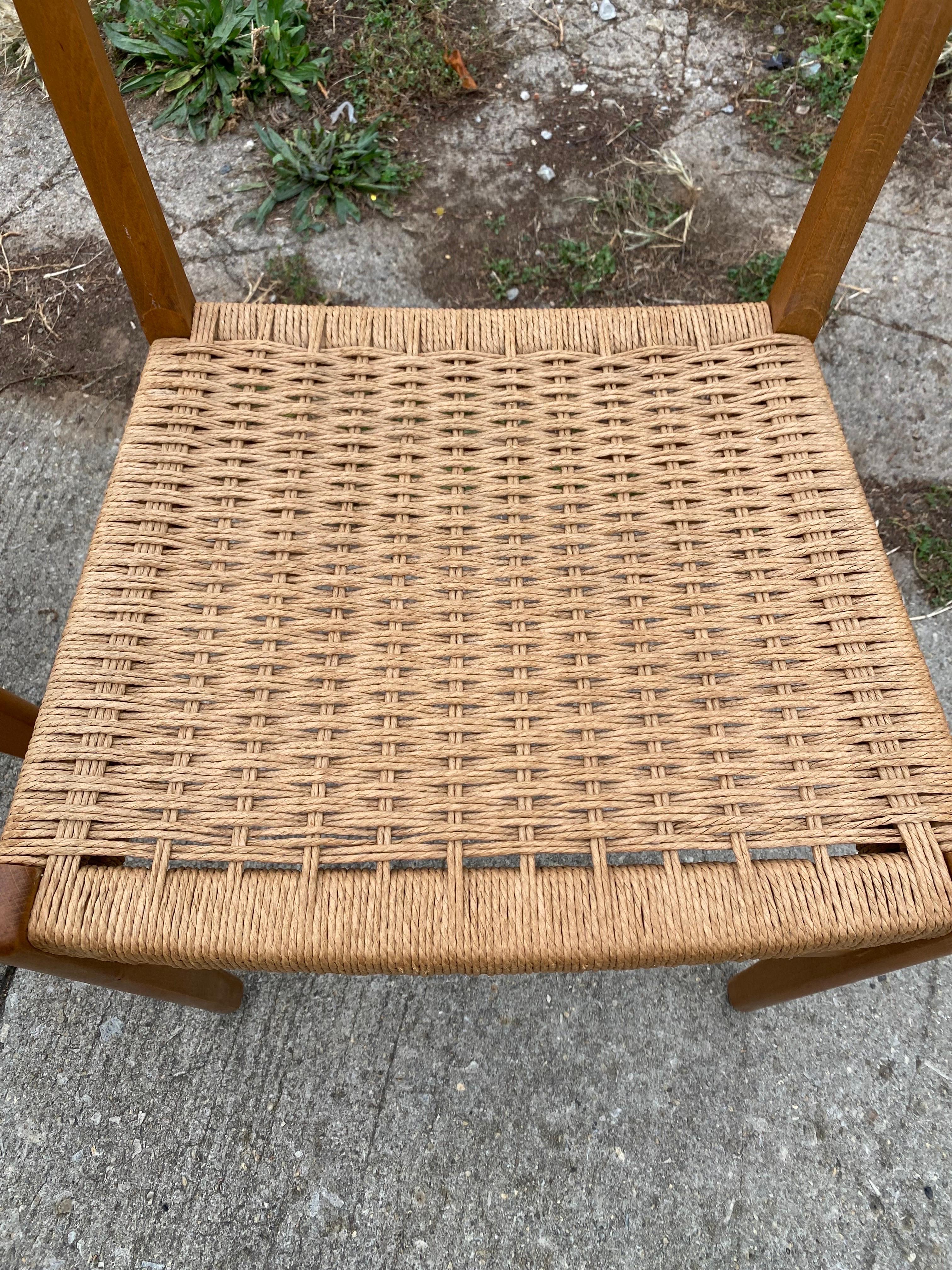 Paire de chaises suédoises en teck à corde de papier.  Parfaites pour être utilisées comme chaises d'appoint ou avec une table à manger.  Acheté à un représentant en ameublement qui a travaillé dans les années 60 et 70.  Cette paire a fini dans le