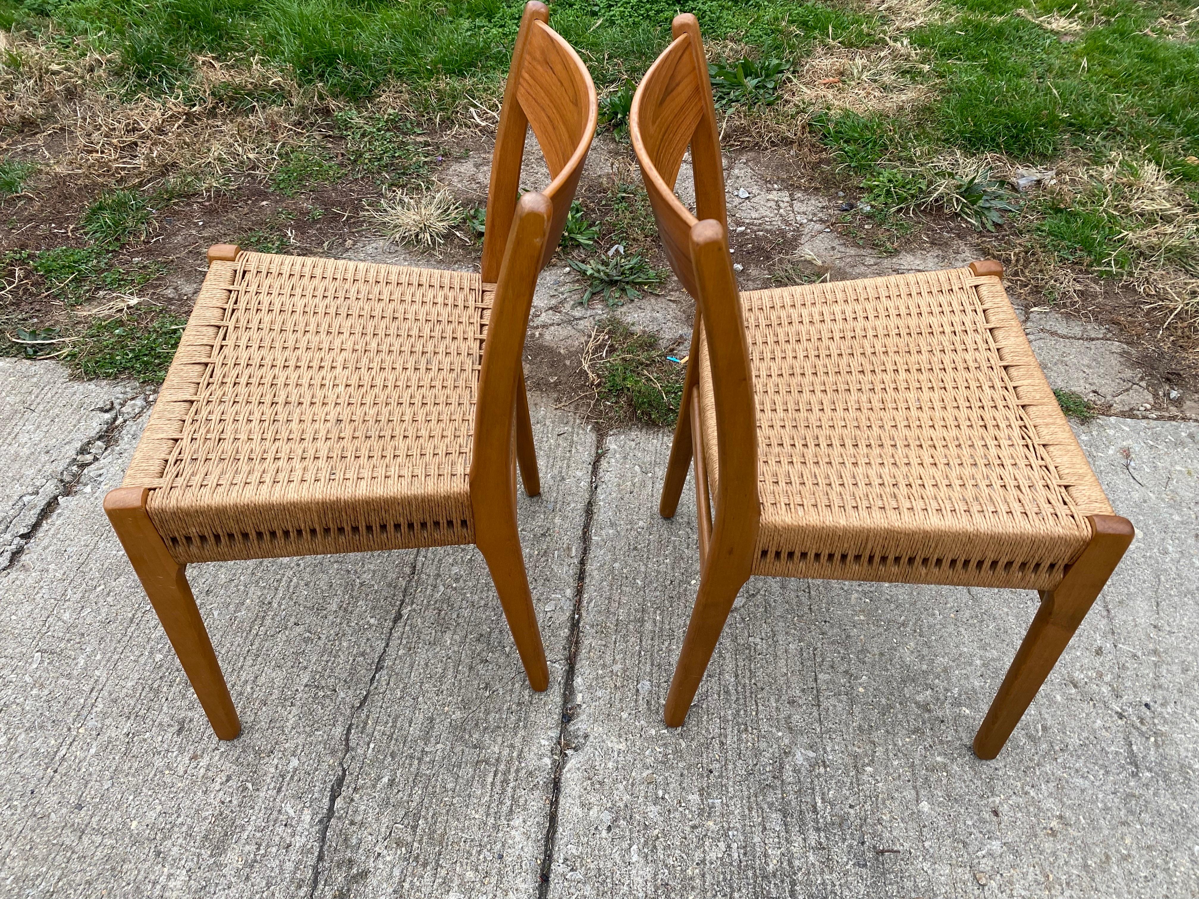 Suédois Paire de chaises de salle à manger suédoises en teck avec sièges en corde de papier en vente