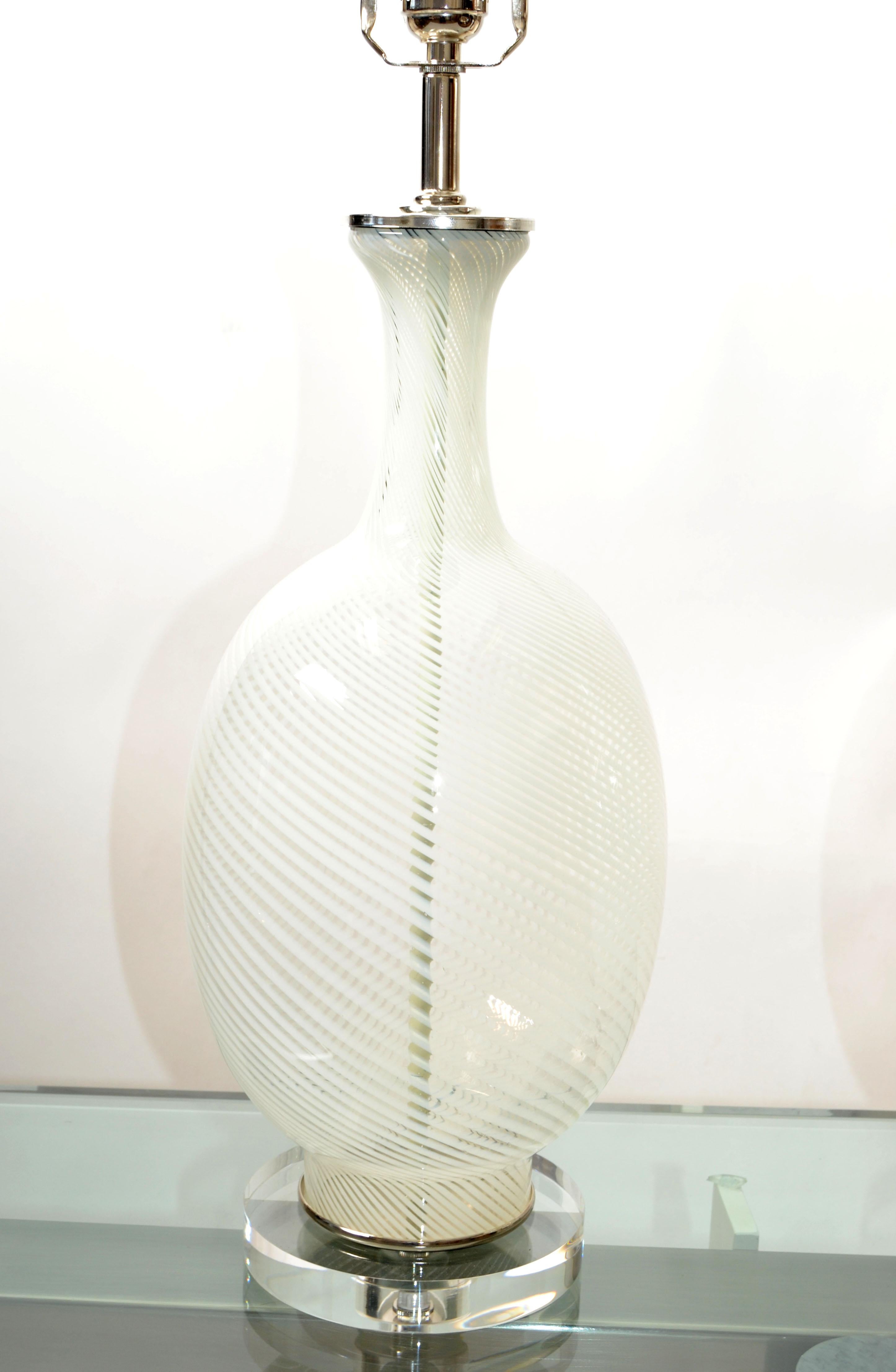 Mid-Century Modern-Tischlampen aus mundgeblasenem Kunstglas von Blenko, Paar, Wirbel im Angebot 3