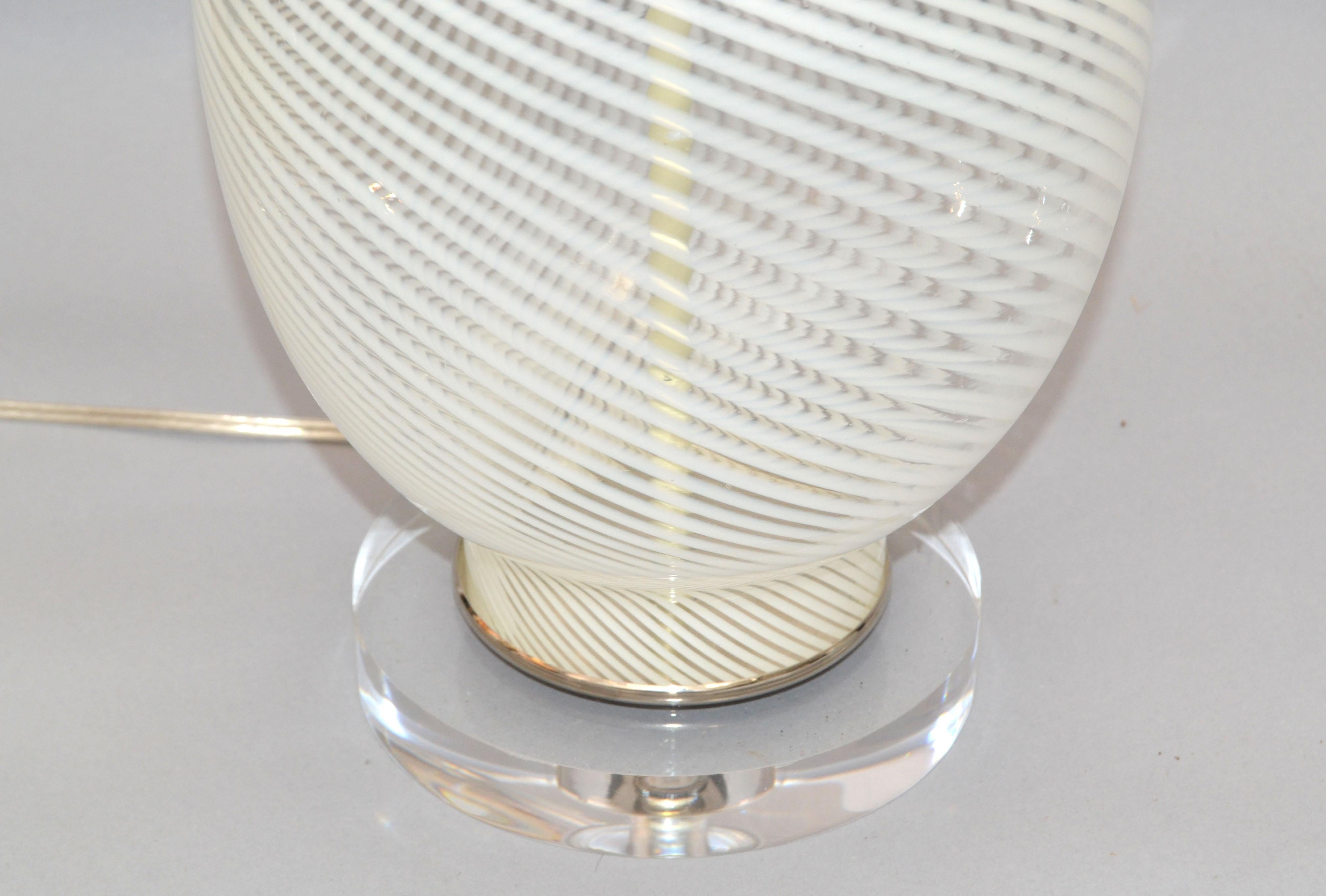 Mid-Century Modern-Tischlampen aus mundgeblasenem Kunstglas von Blenko, Paar, Wirbel im Angebot 4