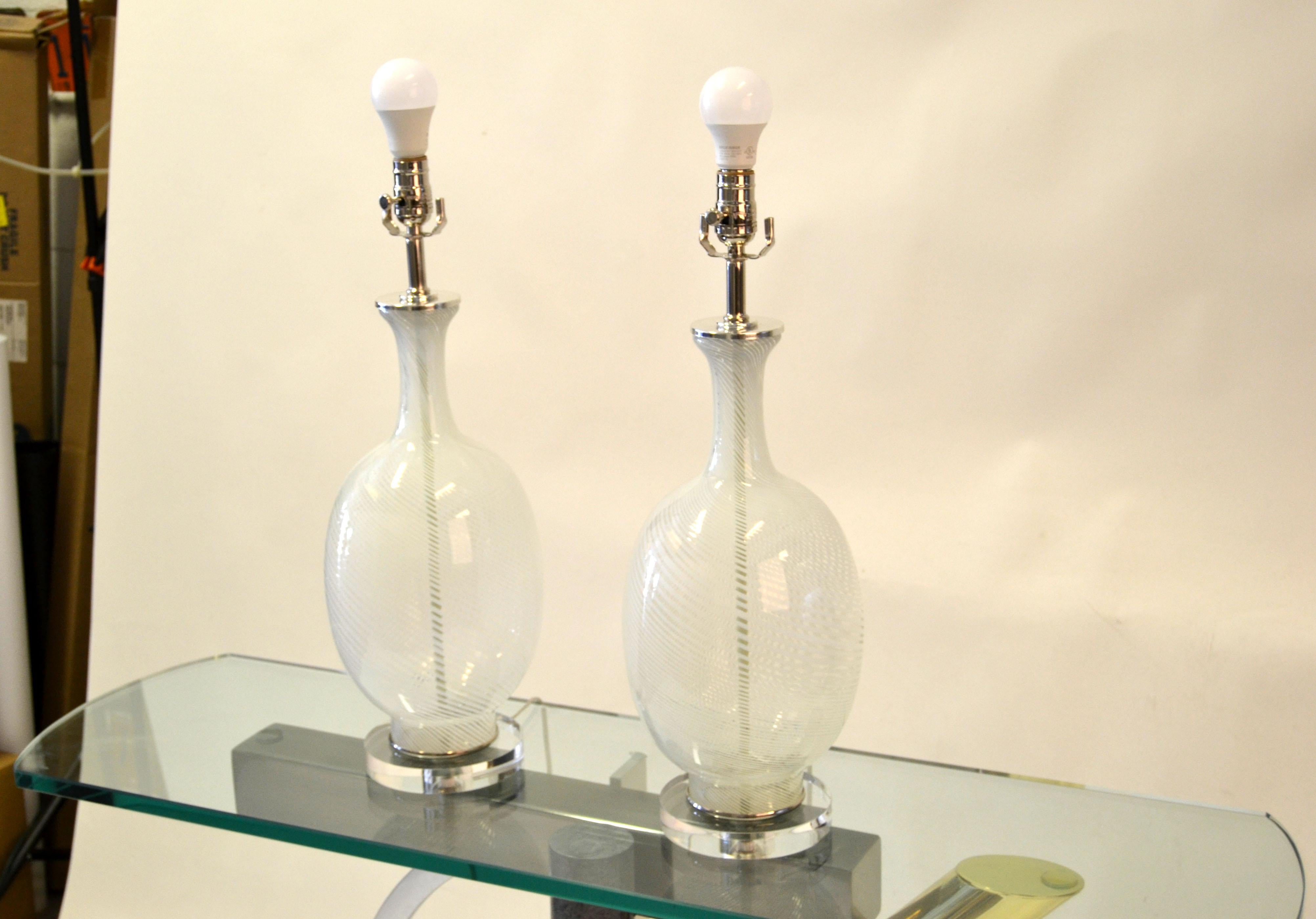 Mid-Century Modern-Tischlampen aus mundgeblasenem Kunstglas von Blenko, Paar, Wirbel im Angebot 6