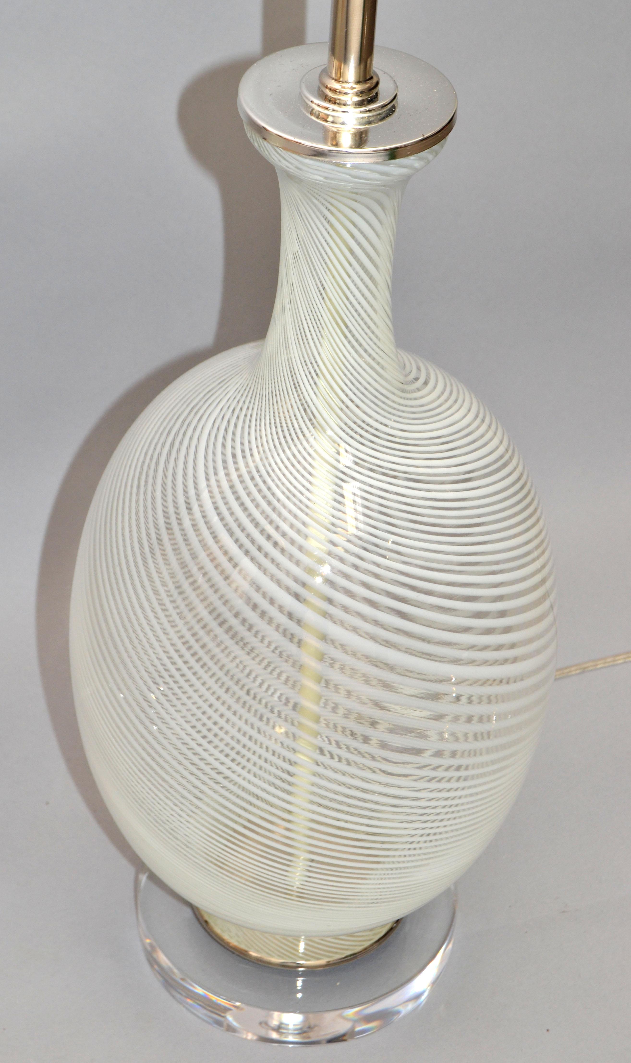 Mid-Century Modern-Tischlampen aus mundgeblasenem Kunstglas von Blenko, Paar, Wirbel (amerikanisch) im Angebot