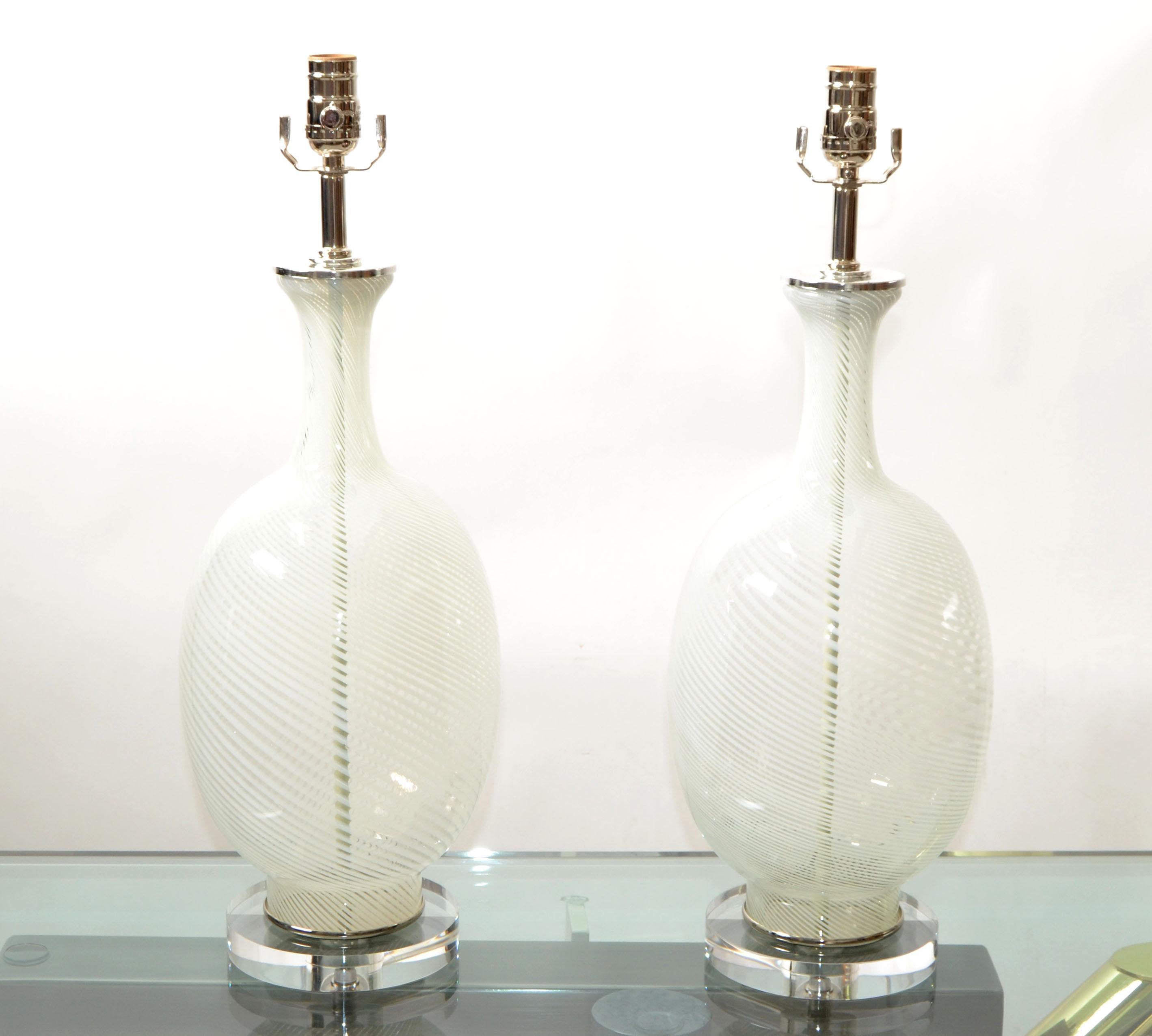 Mid-Century Modern-Tischlampen aus mundgeblasenem Kunstglas von Blenko, Paar, Wirbel (Ende des 20. Jahrhunderts) im Angebot