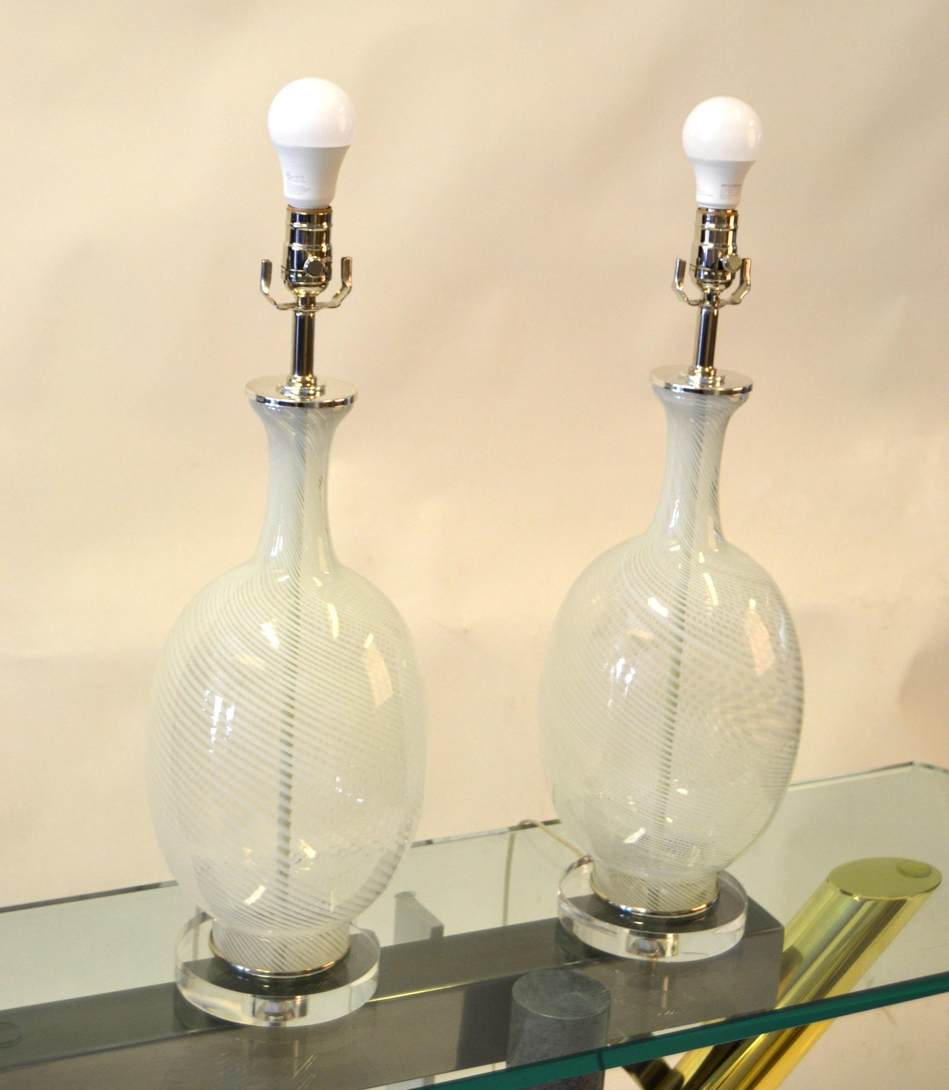 Mid-Century Modern-Tischlampen aus mundgeblasenem Kunstglas von Blenko, Paar, Wirbel (Geblasenes Glas) im Angebot
