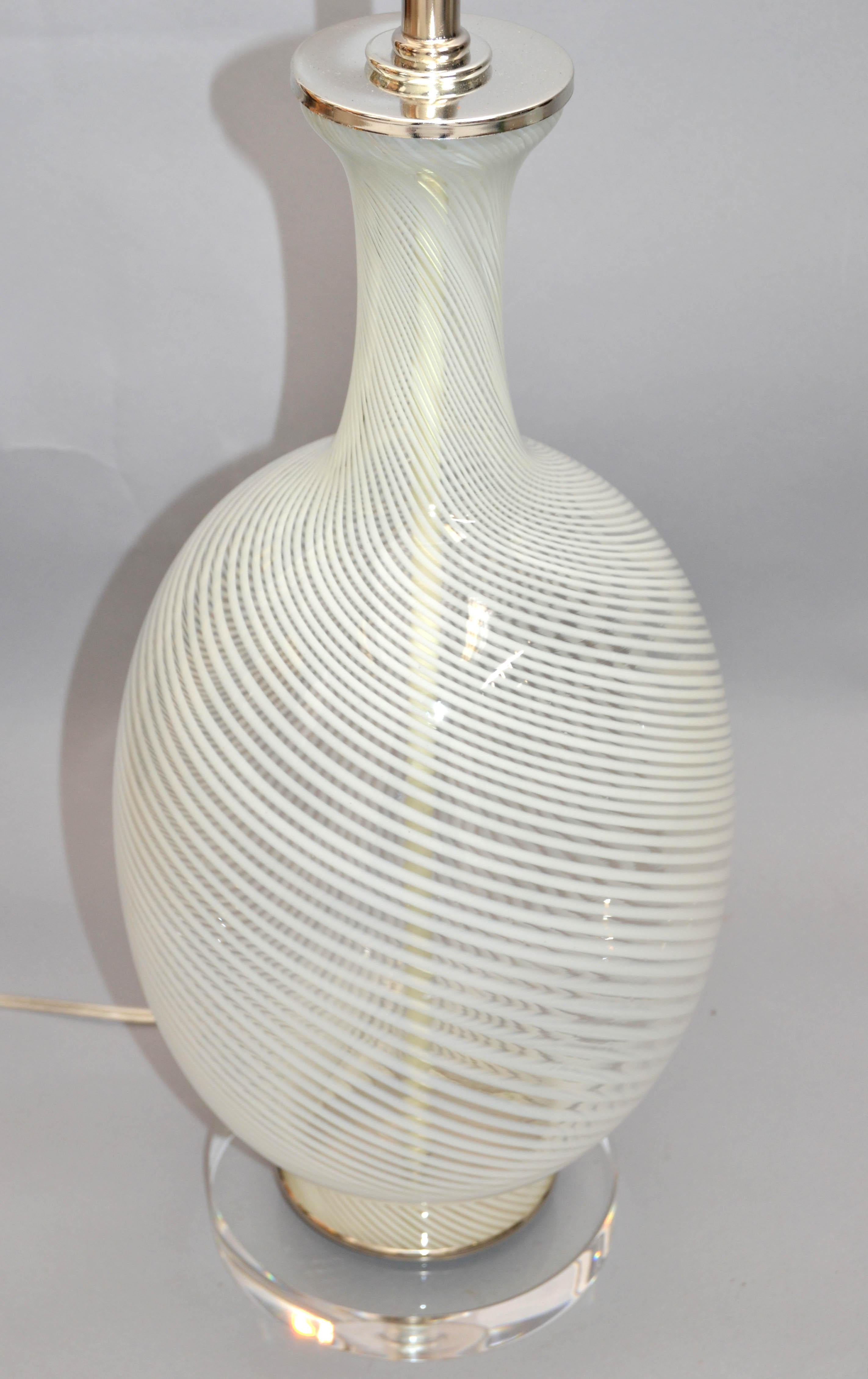 Mid-Century Modern-Tischlampen aus mundgeblasenem Kunstglas von Blenko, Paar, Wirbel im Angebot 1