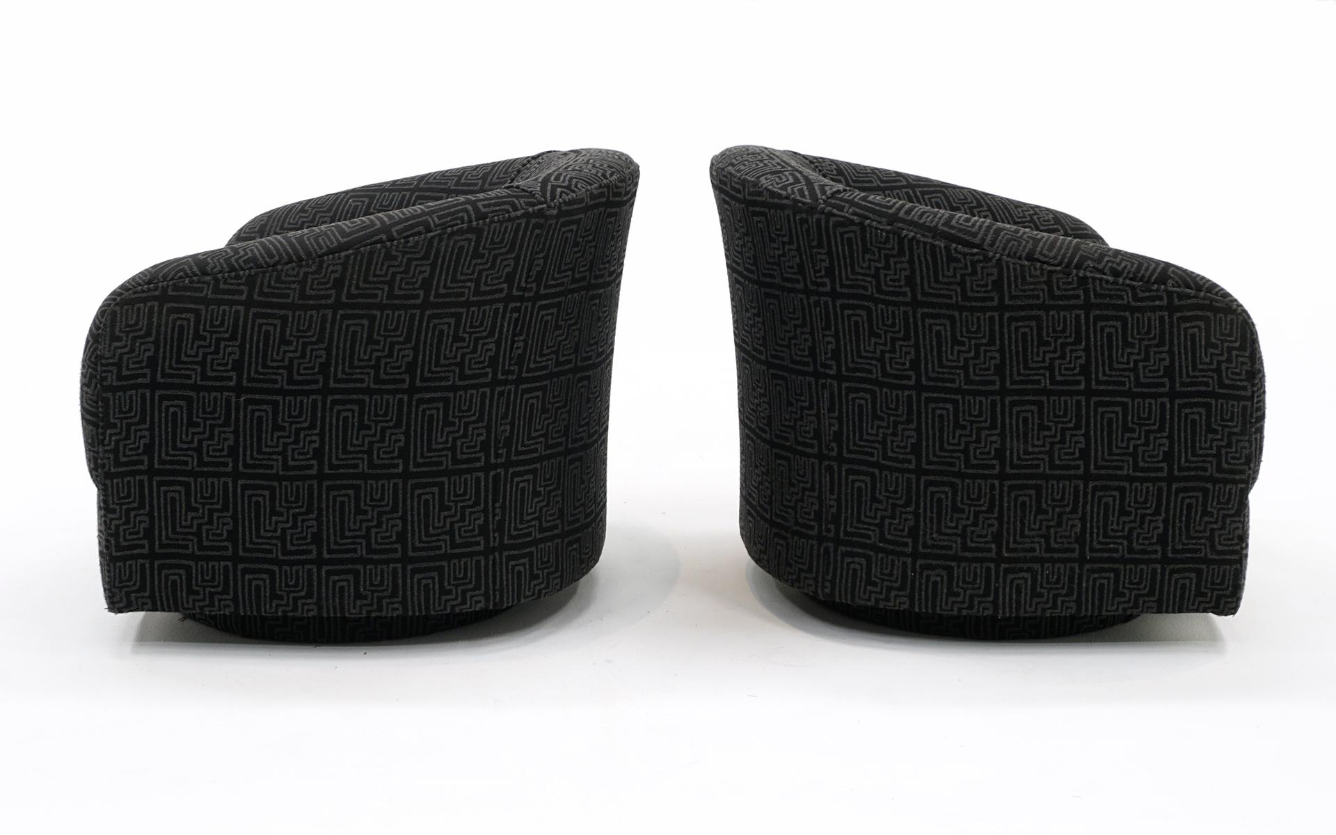 Ein Paar drehbare Fassstühle Dunkelgrau, fast schwarz. Stil von Milo Baughman. (amerikanisch) im Angebot