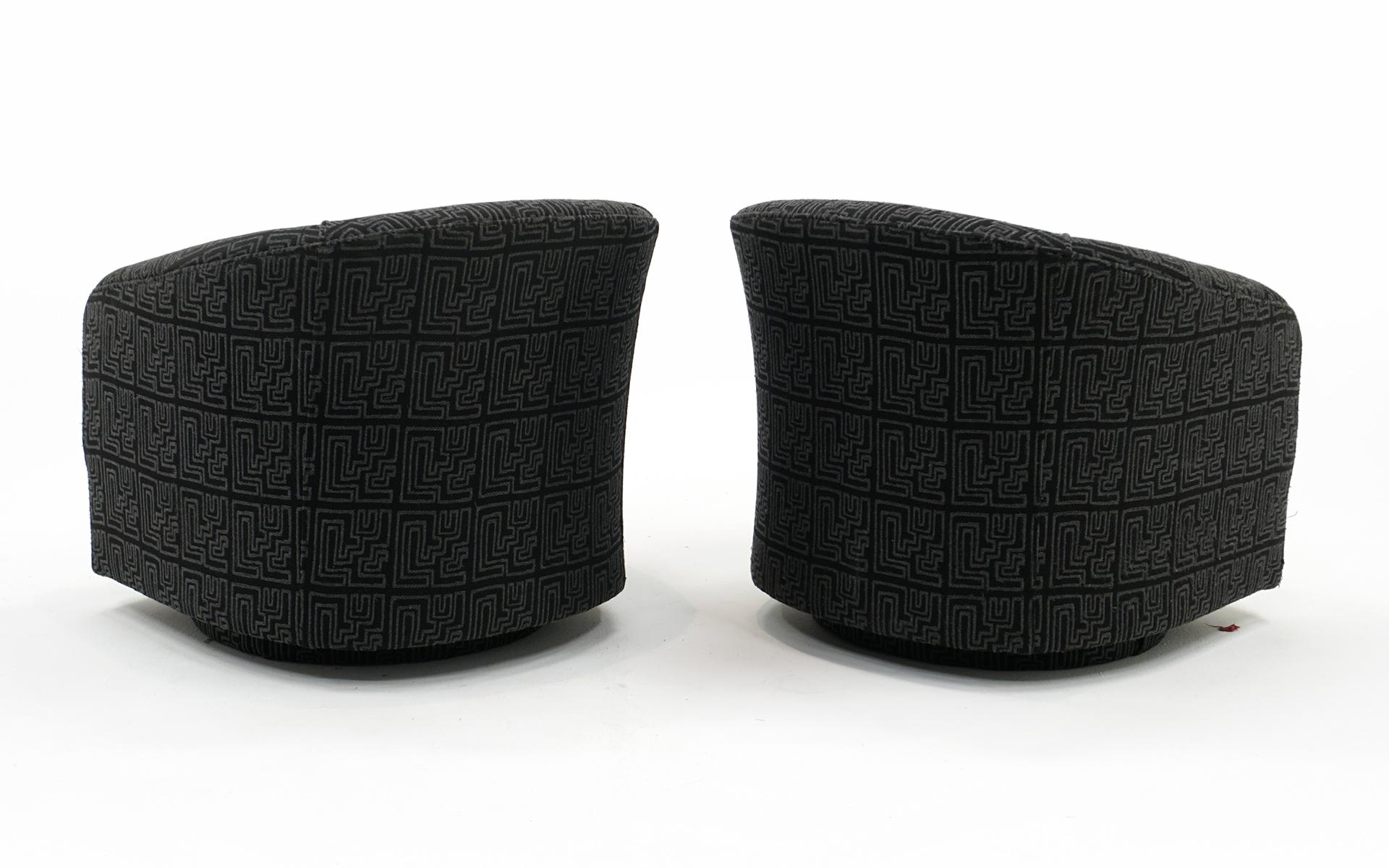 Ein Paar drehbare Fassstühle Dunkelgrau, fast schwarz. Stil von Milo Baughman. im Zustand „Gut“ im Angebot in Kansas City, MO