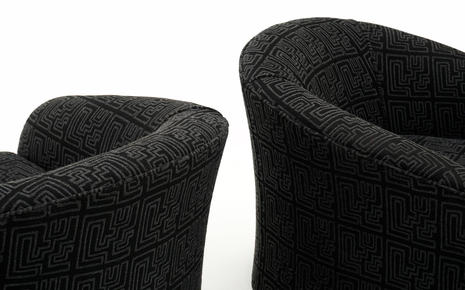 Ein Paar drehbare Fassstühle Dunkelgrau, fast schwarz. Stil von Milo Baughman. im Angebot 1