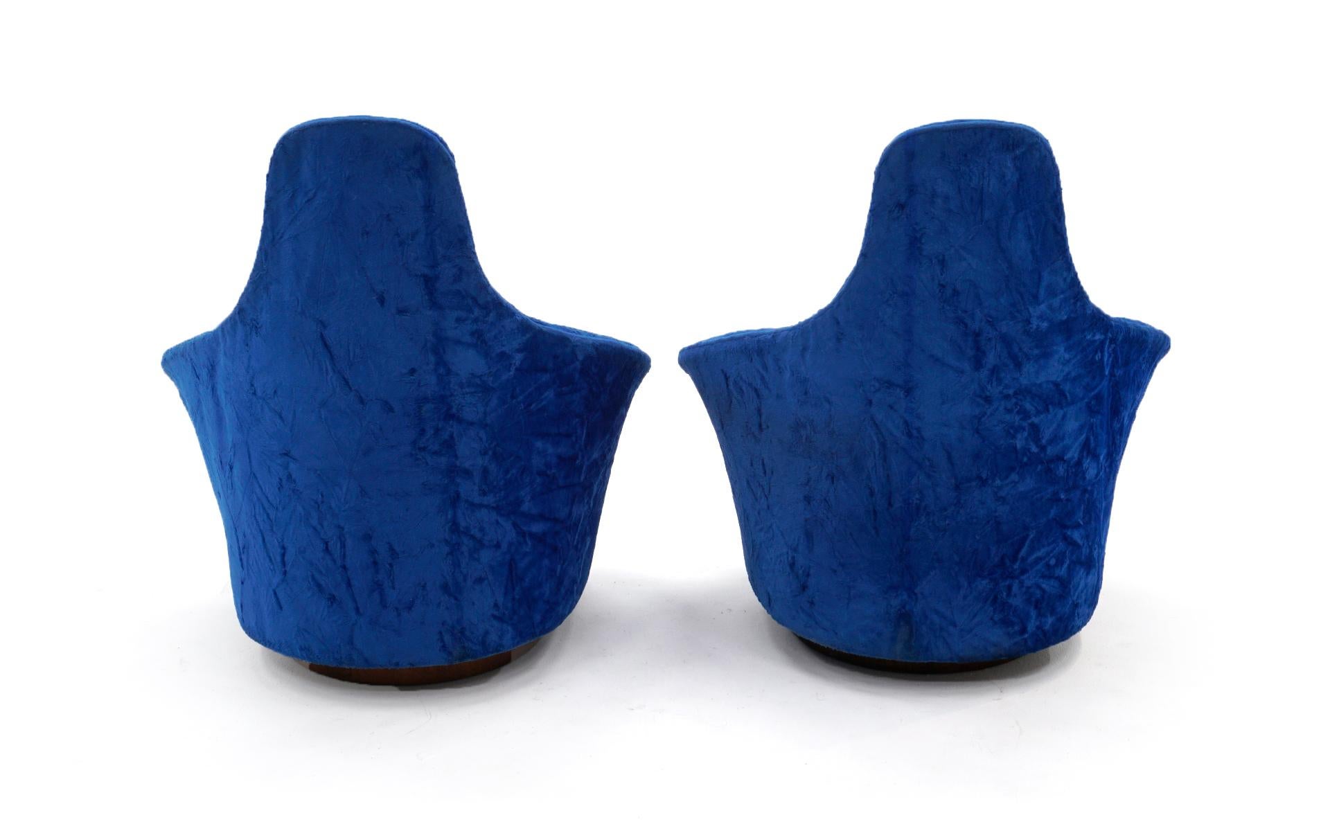 Pair of Swivel Lounge Chairs in the Original Blue Velvet, Adrian Pearsall Signed In Good Condition In Kansas City, MO