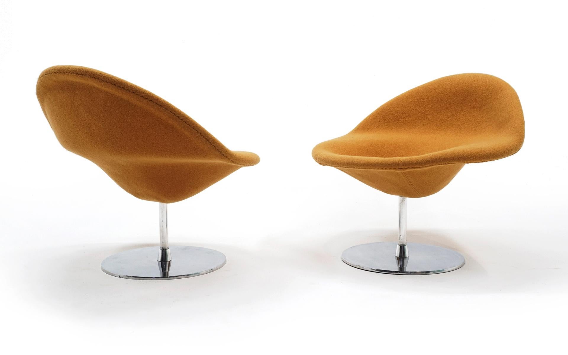 Paire de chaises longues Pierre Paulin modèle 421 fabriquées par Artifort, vers 1970. Les deux chaises sont en très bon état et prêtes à être utilisées. Le mécanisme de pivotement fonctionne parfaitement. De rares et beaux exemples de ce modèle.