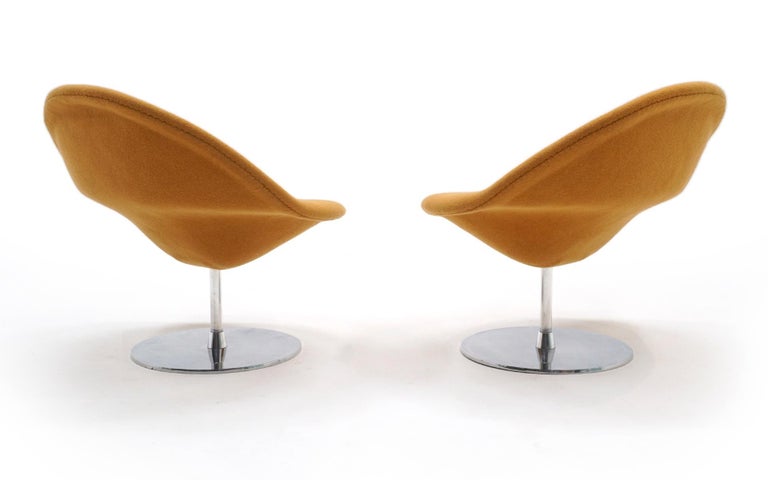 Mid-Century Modern Pair Swivel Lounge Chairs Model 421 by Pierre Paulin for Artifort, 1970s For Sale