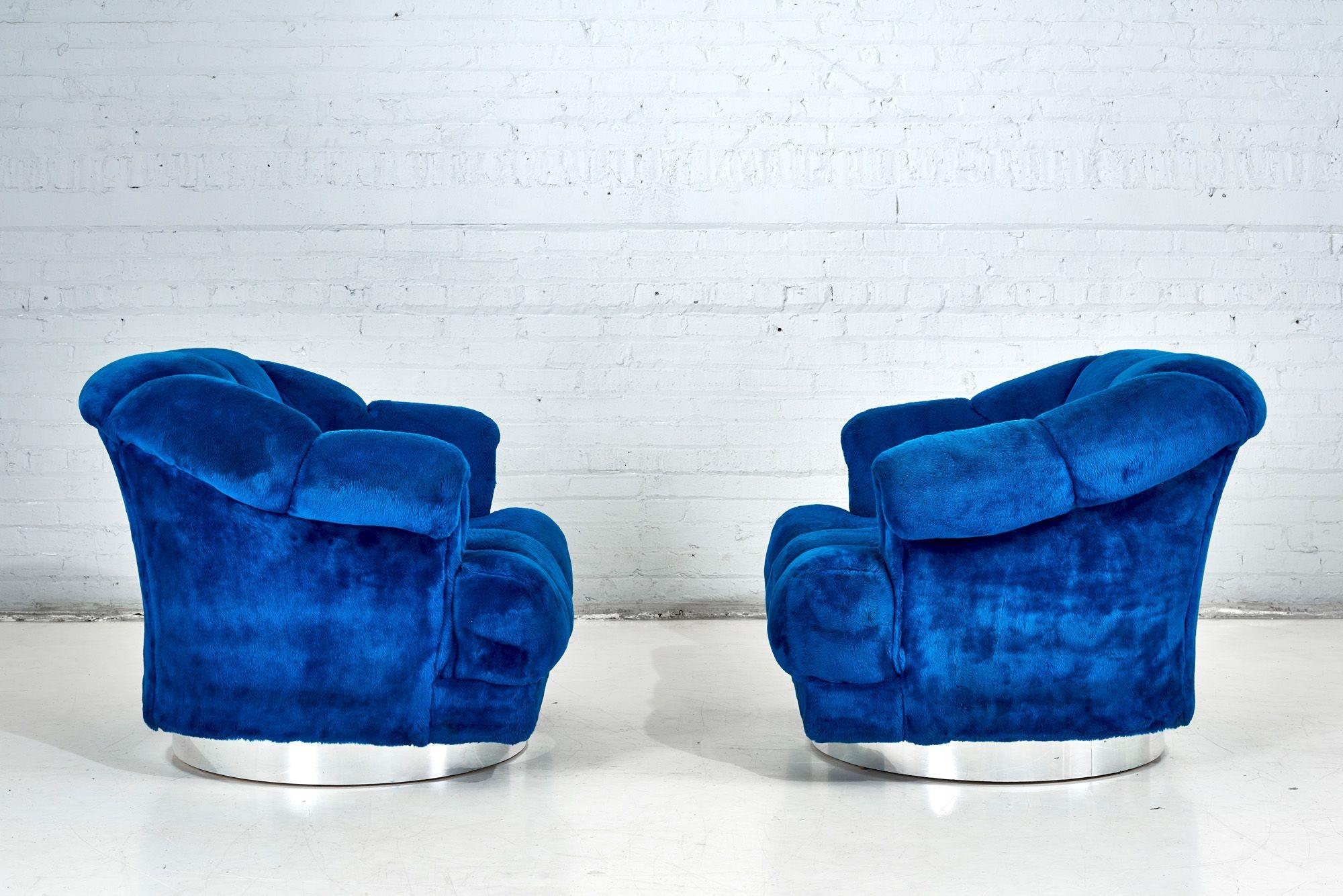Pair Swivel Lounge Chairs on Chrome Plinth Base, Adrian Pearsall 1970 In Good Condition In Chicago, IL