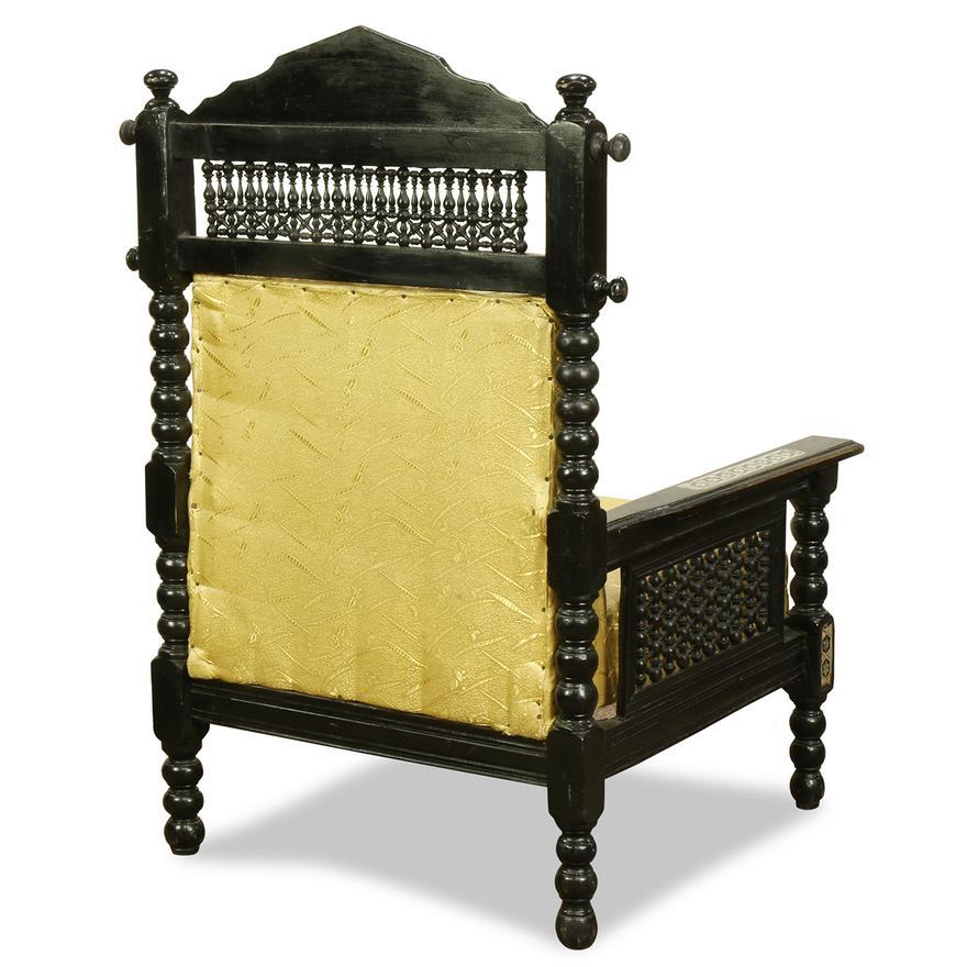 Paar syrische Sessel aus ebonisiertem Holz und Perlmutt mit Intarsien aus dem späten 19. Jahrhundert im Zustand „Gut“ im Angebot in Los Angeles, CA