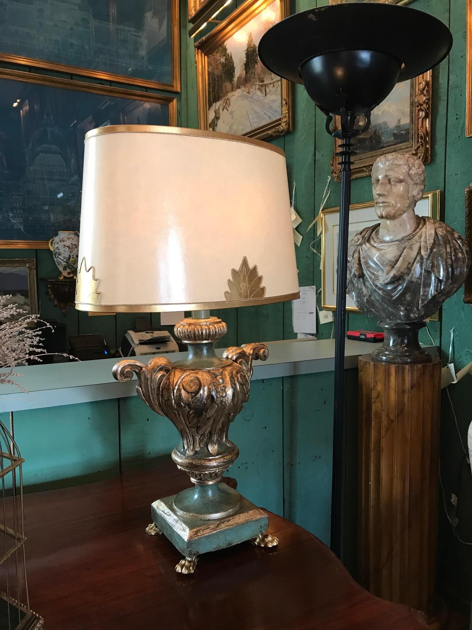 Paar Tischlampen, antike venezianische geschnitzte Holzurnen, vergoldet, grün, mit Schirmen und Endstücken im Angebot 5