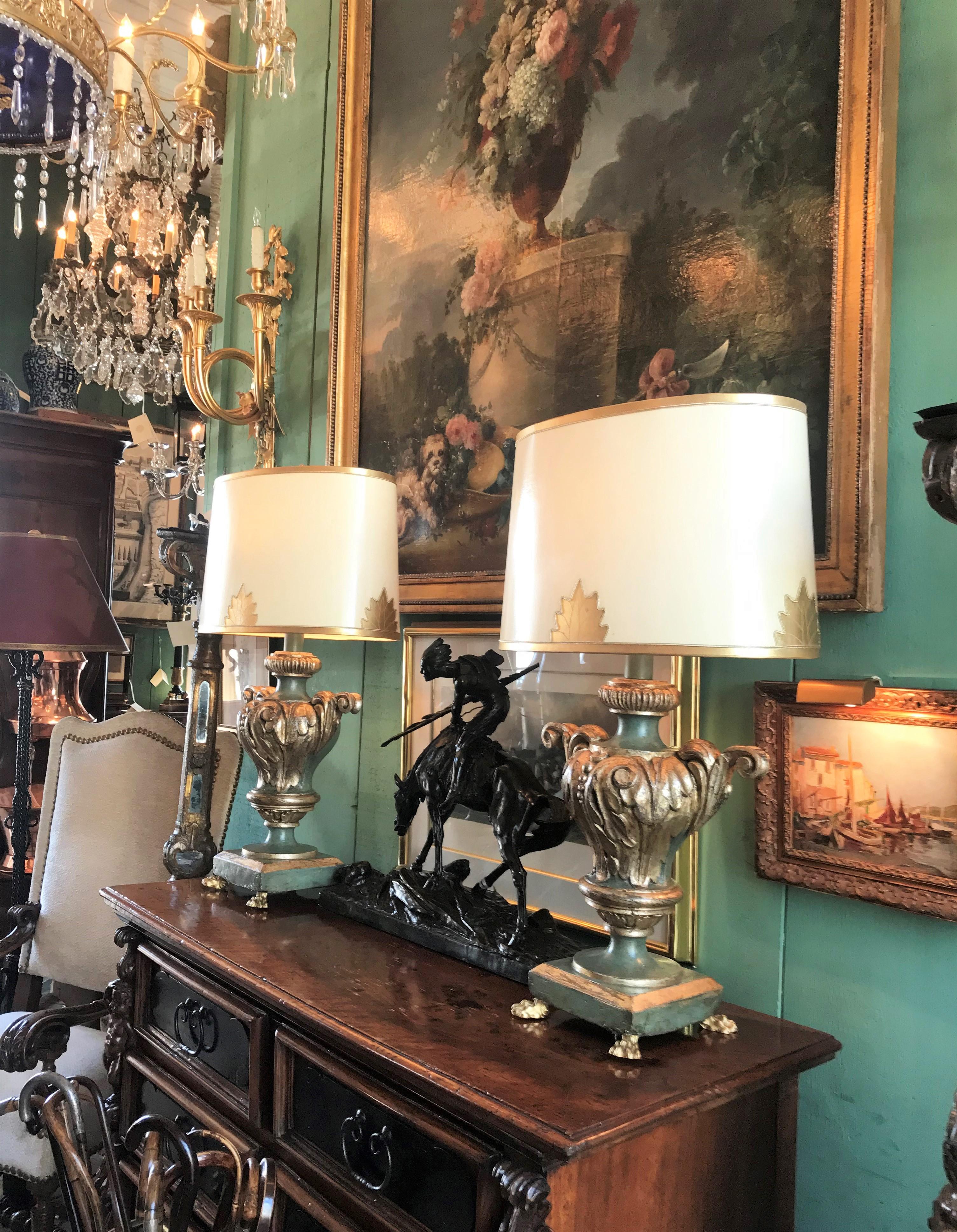 Paar Tischlampen antiken venezianischen geschnitzten Holz Urnen vergoldet grün / Schirme & finial . Elegante und seltene italienische Paar 18. Jahrhundert geschnitzt Holz versilbert und polychrome venezianischen Urnen in Lampen gemacht. Vase Form