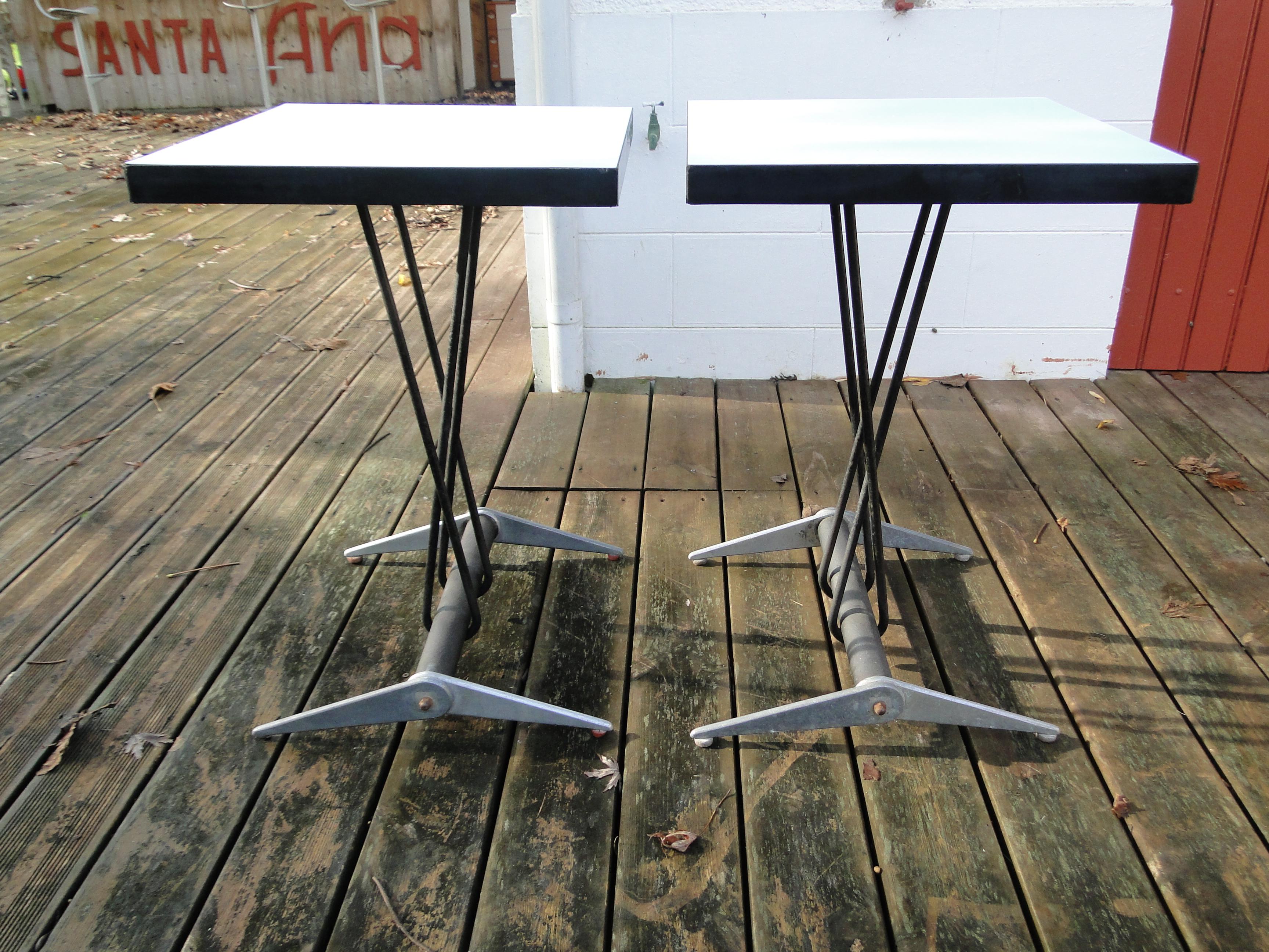 Paar Tische für den Aero-Club von Doncourt-les-
Conflans mit quadratischer Platte aus Melaminfurnier auf einem schwarz lackierten, geschwungenen Metallsockel, der auf einem doppelten Flügelsockel aus Aluminium ruht


Bibliographie für die