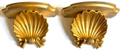 Paire de consoles murales en bois doré sculpté à motifs de coquillages, attribuées à l'Italie  à Palladio