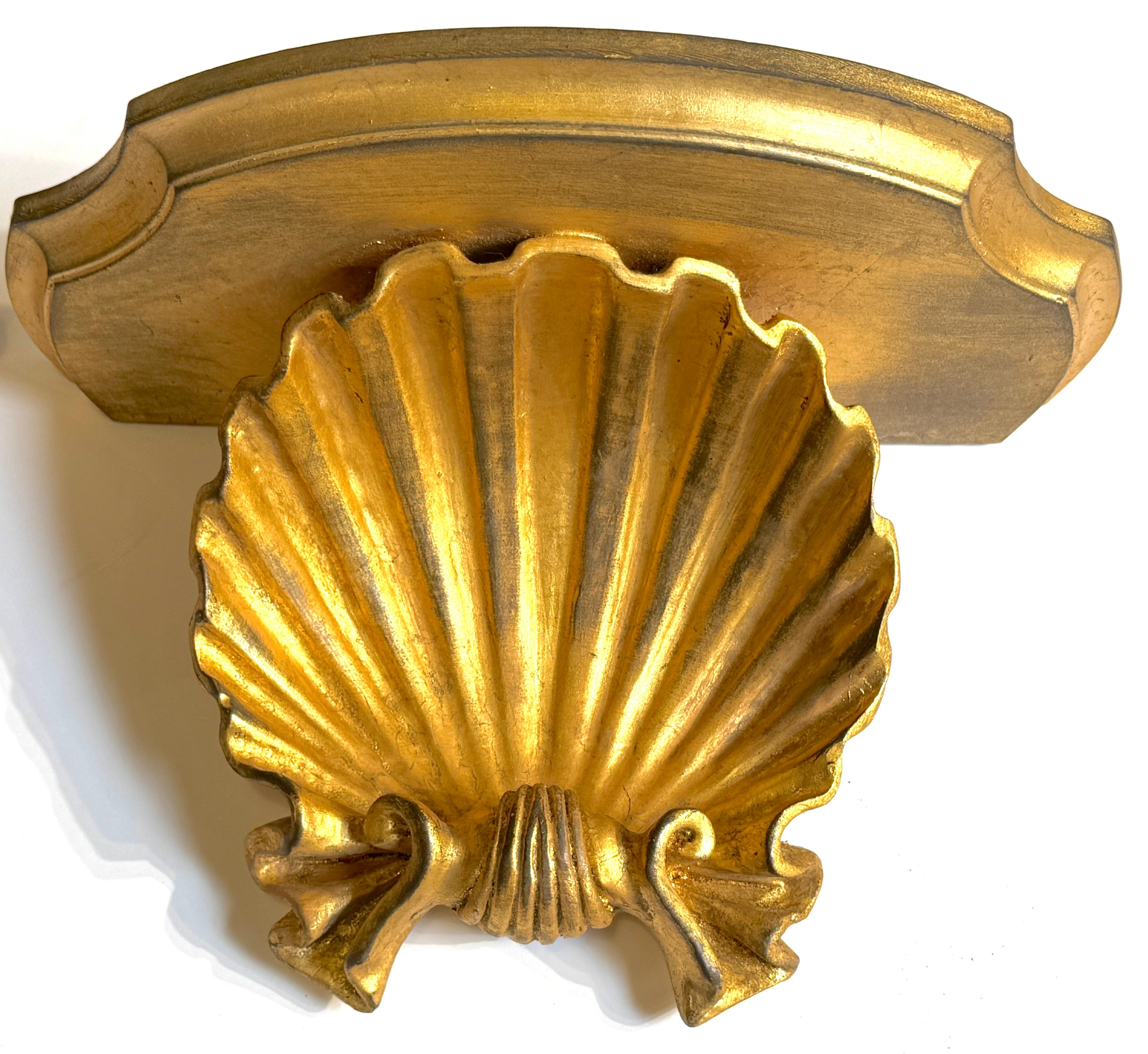 Pair talian Carved Giltwood Shell Motif Wall Brackets, Attributed  to Palladio In Good Condition For Sale In West Palm Beach, FL