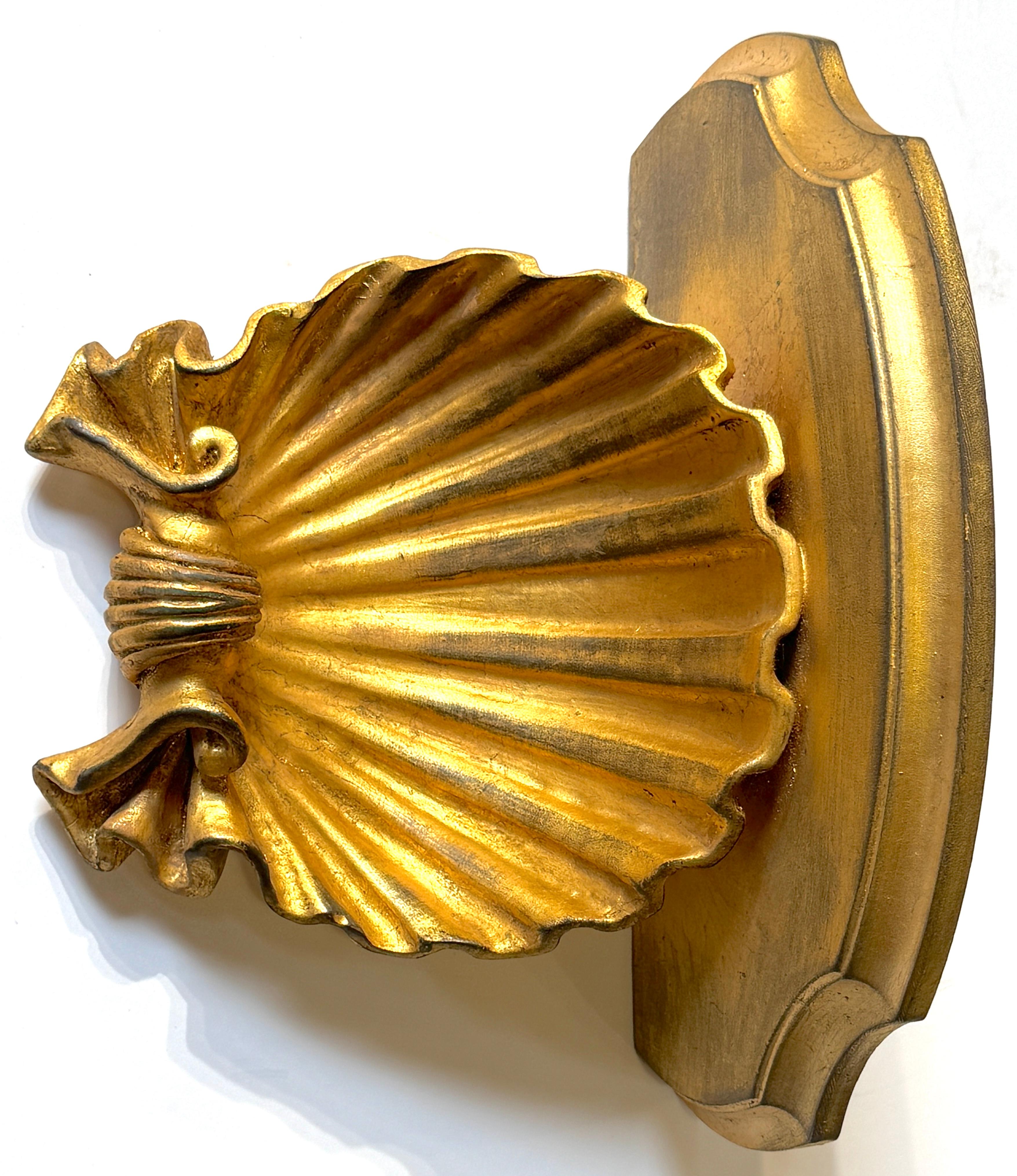 20th Century Pair talian Carved Giltwood Shell Motif Wall Brackets, Attributed  to Palladio For Sale
