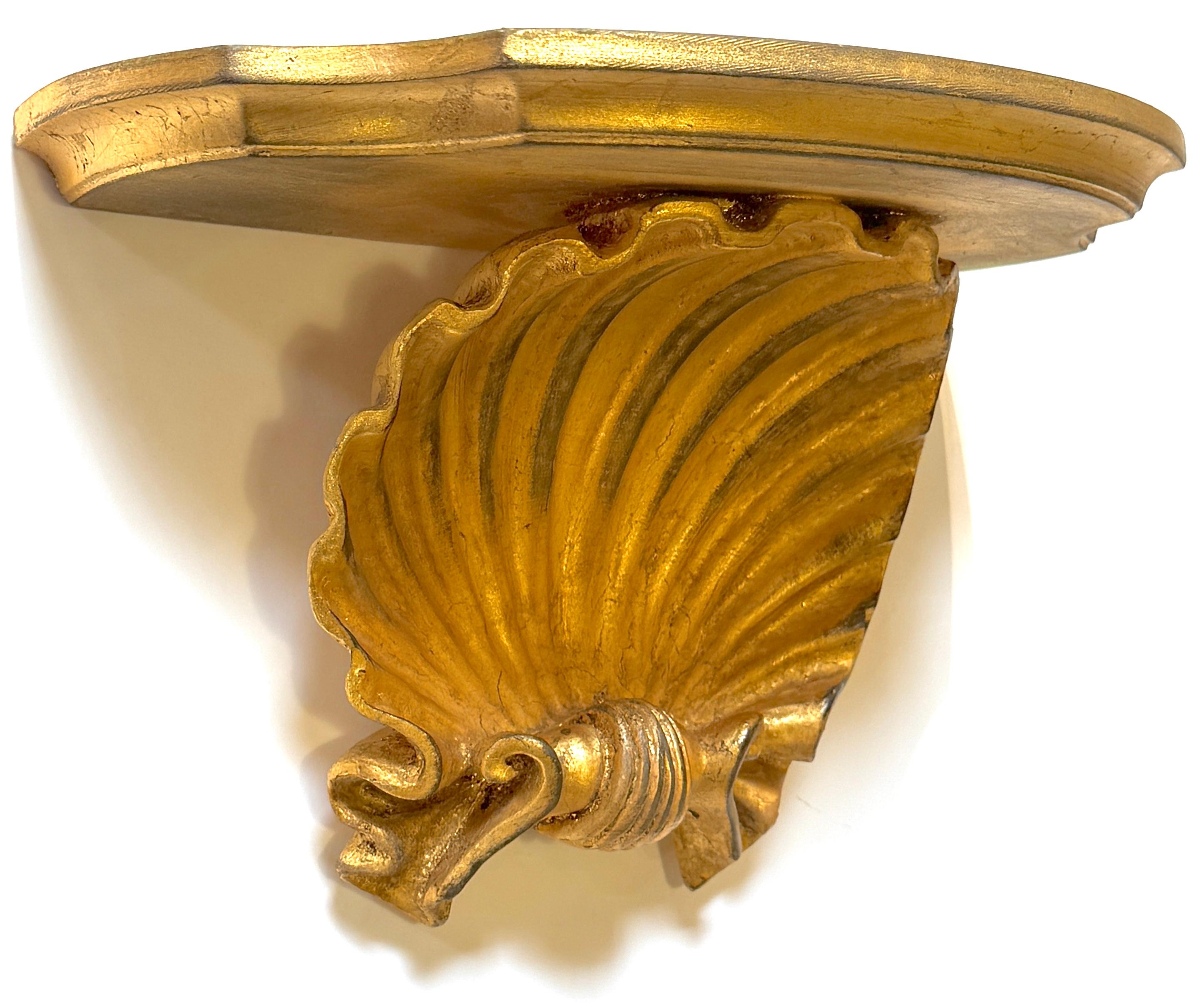 Pair talian Carved Giltwood Shell Motif Wall Brackets, Attributed  to Palladio For Sale 1
