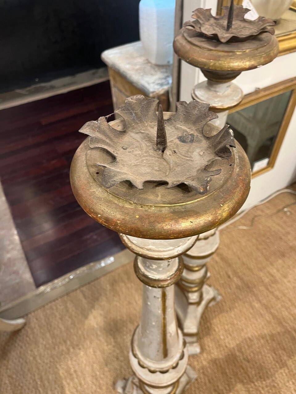 Pair Tall 18. Jahrhundert Altar Leuchter Italien in sehr gutem Vintage-Zustand