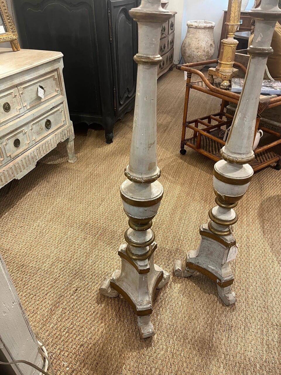 Paar hohe Altarleuchter aus dem 18. Jahrhundert Italien (Barock) im Angebot