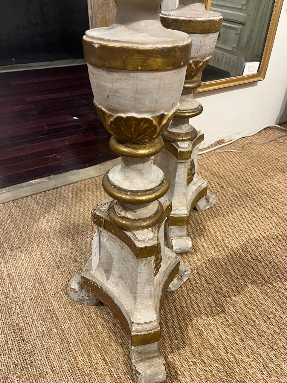 Paar hohe Altarleuchter aus dem 18. Jahrhundert Italien (Italienisch) im Angebot