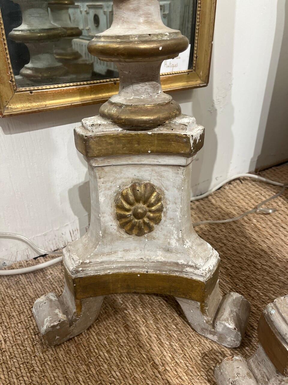 Paar hohe Altarleuchter aus dem 18. Jahrhundert Italien (Handgeschnitzt) im Angebot