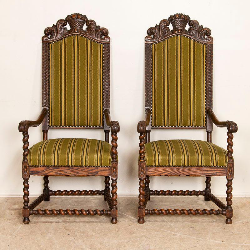 Cette belle paire de chaises est prête à embellir votre maison ou votre bureau avec style et fonctionnalité. Les bras, les pieds et le haut dossier en chêne sculpté à la main sont des caractéristiques traditionnelles de la période baroque danoise,