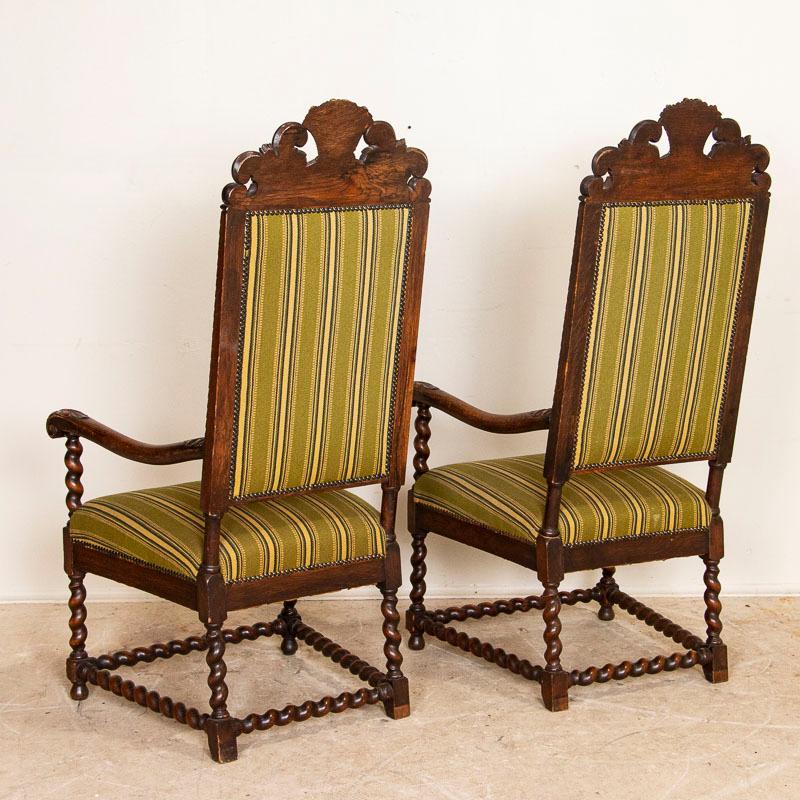 Danois Paire de grands fauteuils baroques anciens sculptés du Danemark en vente