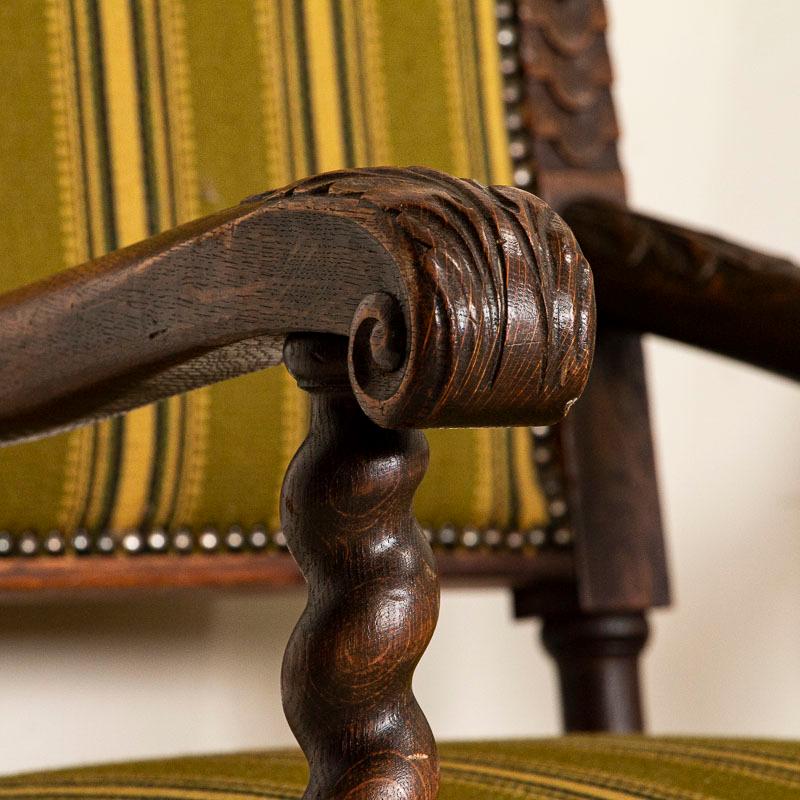 Paire de grands fauteuils baroques anciens sculptés du Danemark en vente 1