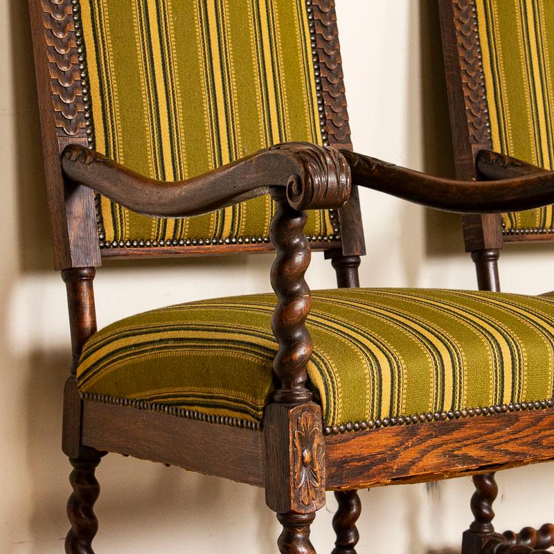 Paire de grands fauteuils baroques anciens sculptés du Danemark en vente 2