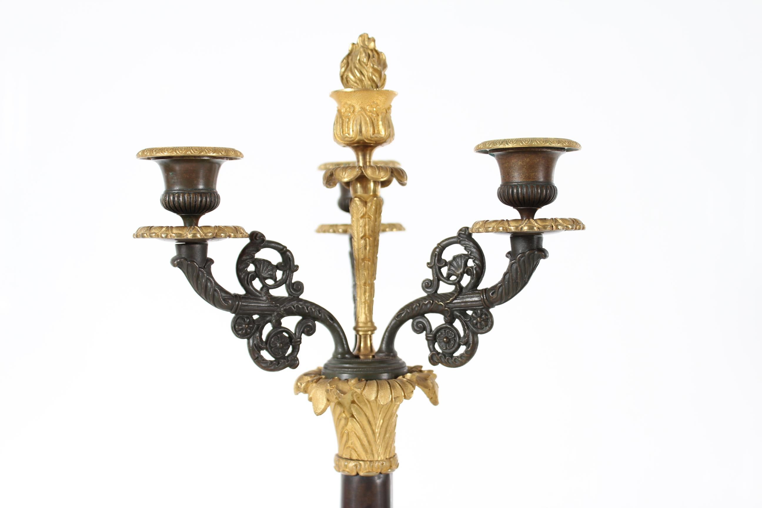 Danese Coppia di candelabri antichi alti dell'Impero danese in metallo dorato + bronzo del 19° secolo in vendita