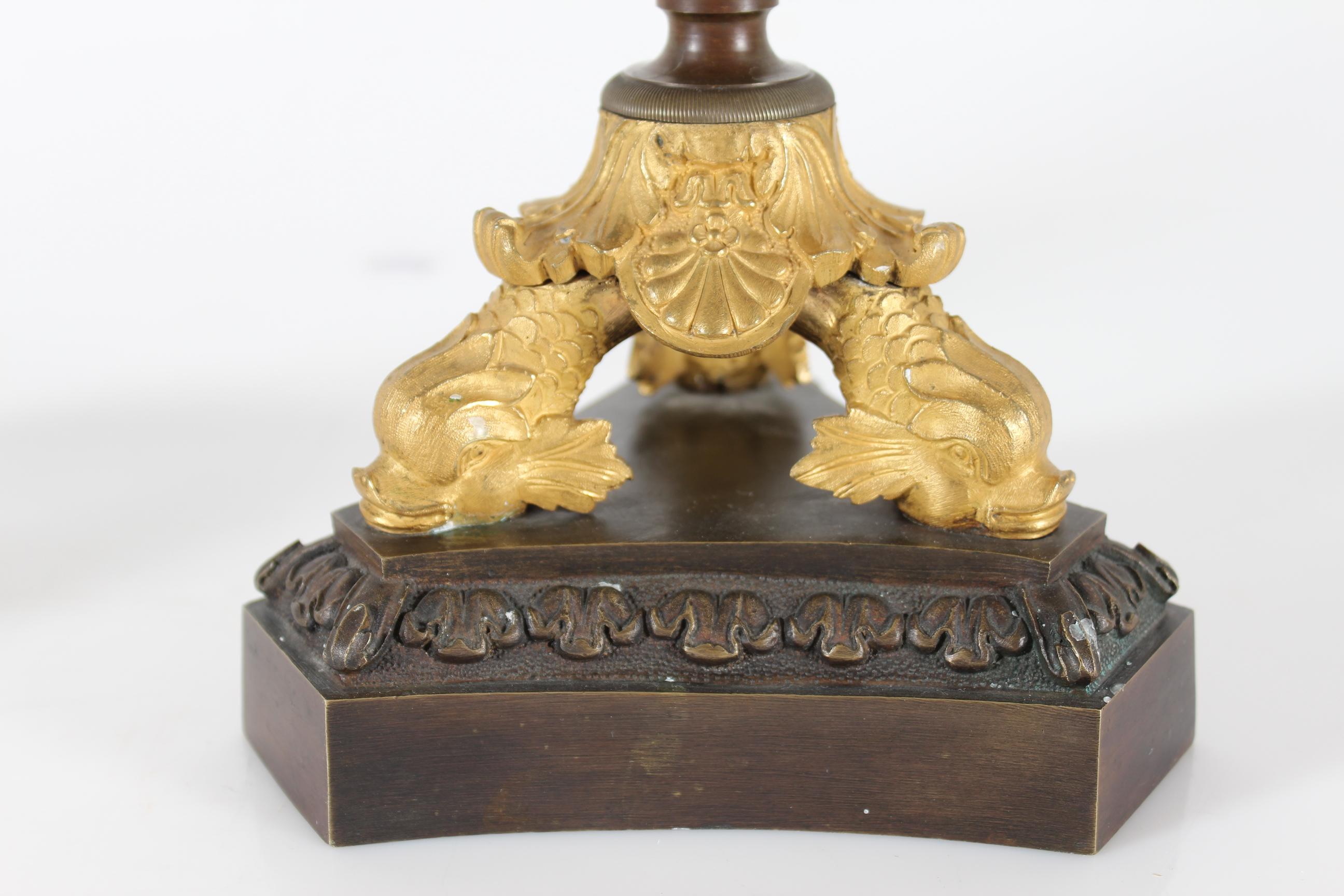 XIX secolo Coppia di candelabri antichi alti dell'Impero danese in metallo dorato + bronzo del 19° secolo in vendita