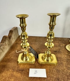 Coppia di candelieri alti in ottone, XX secolo