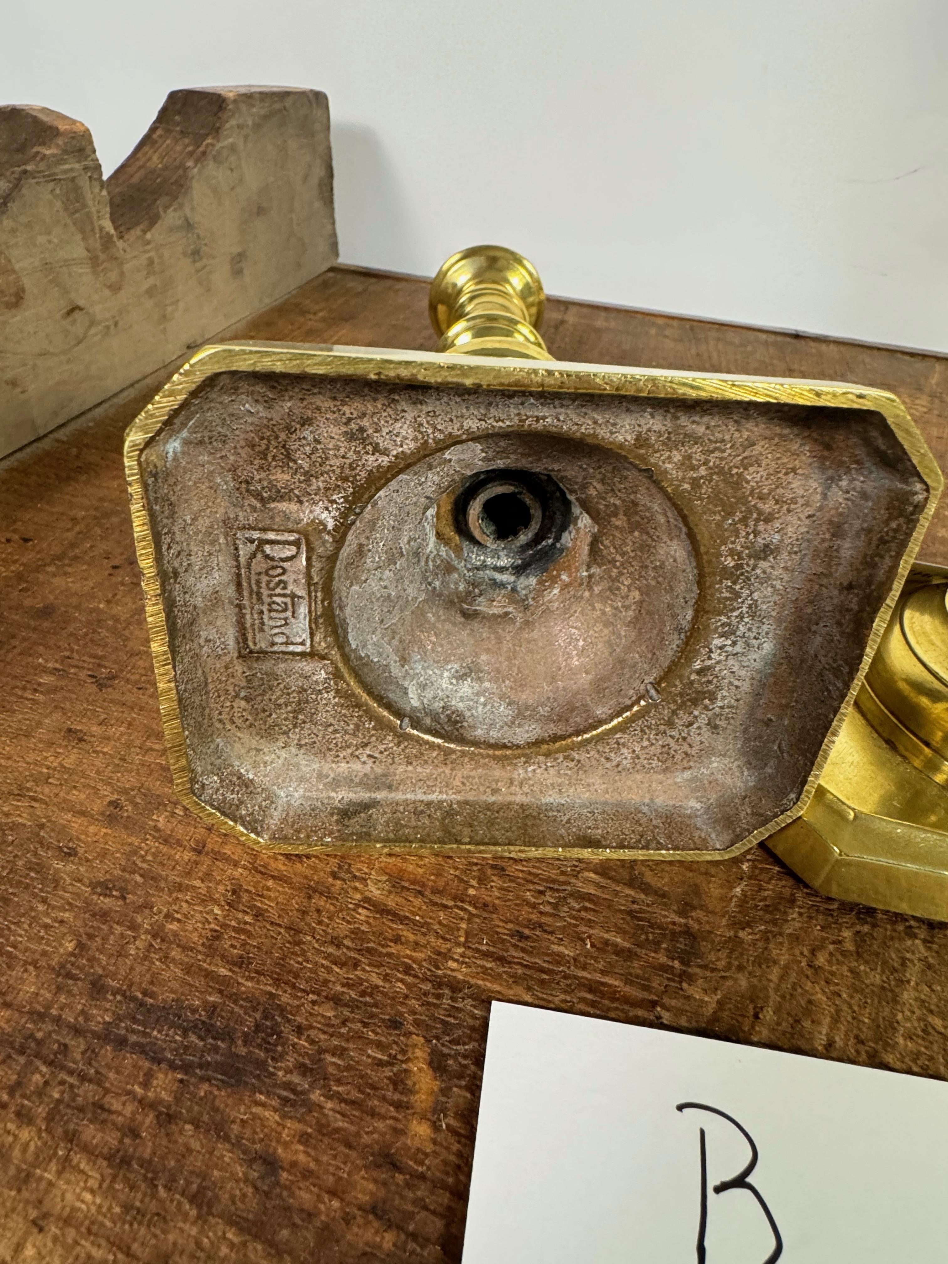 Inglese Coppia di candelieri alti in ottone, XX secolo in vendita