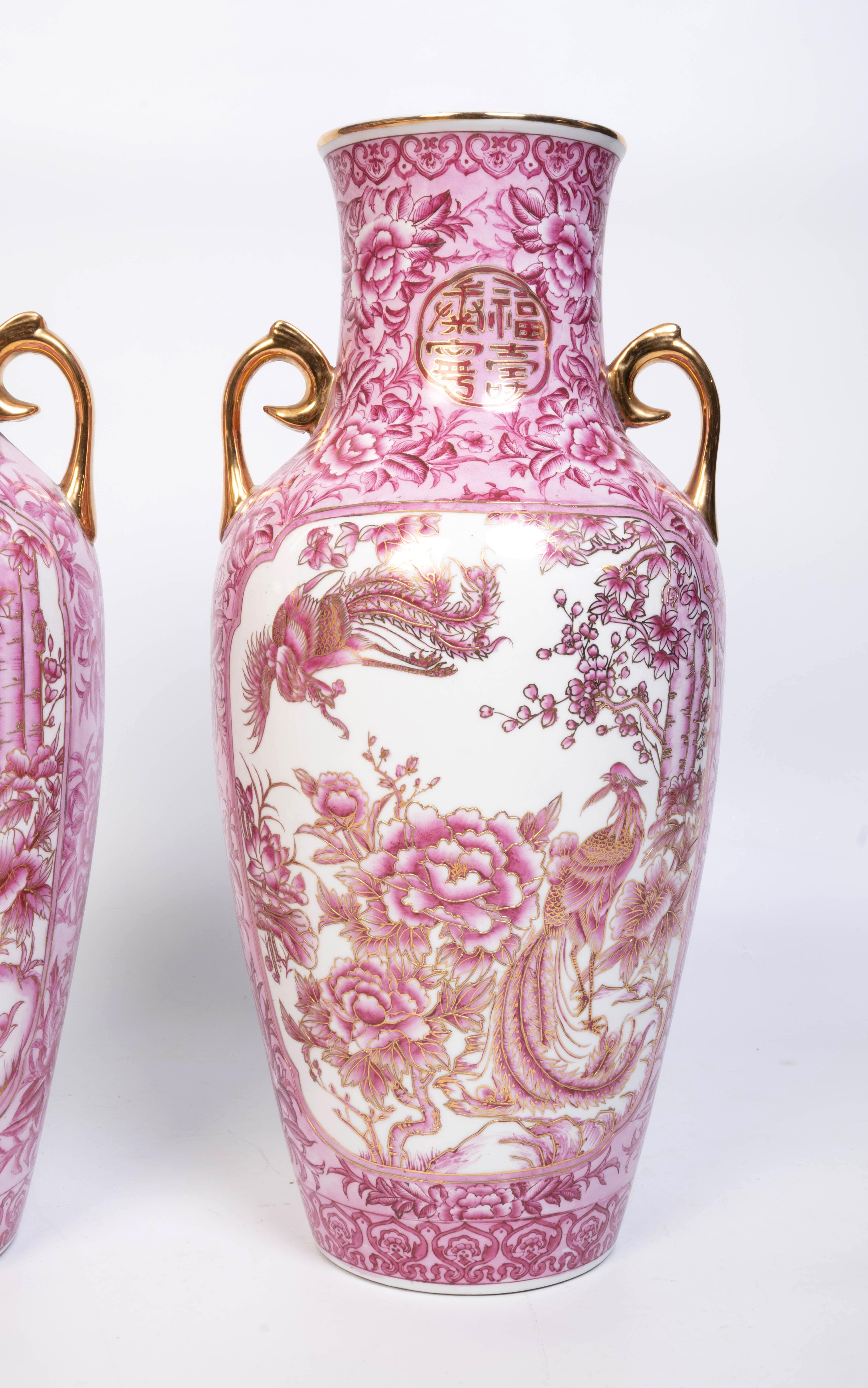 Qing Coppia di vasi alti in porcellana cinese dorata Qianlong in vendita