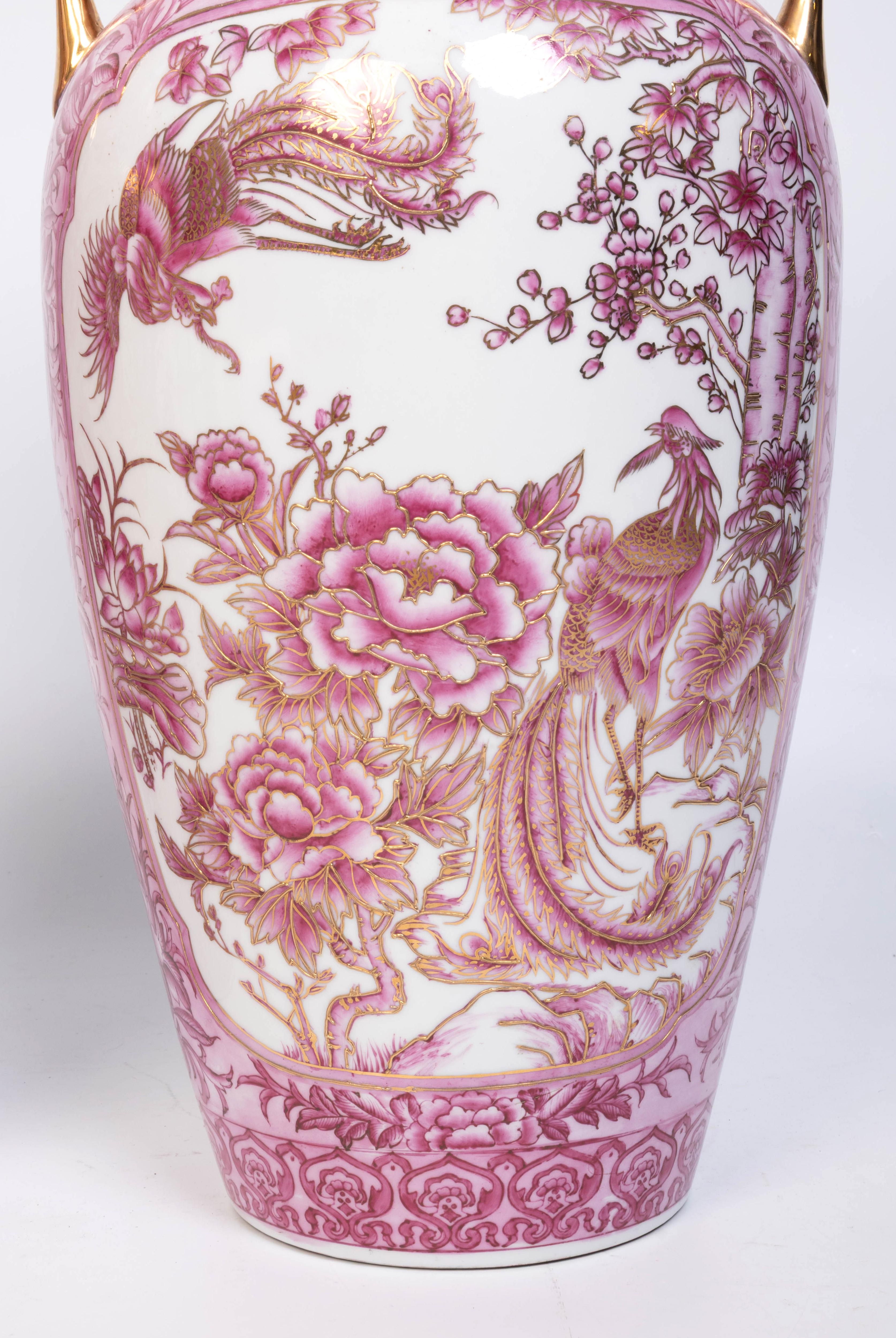 XX secolo Coppia di vasi alti in porcellana cinese dorata Qianlong in vendita