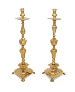 Coppia di alti candelabri barocchi continentali in ottone
