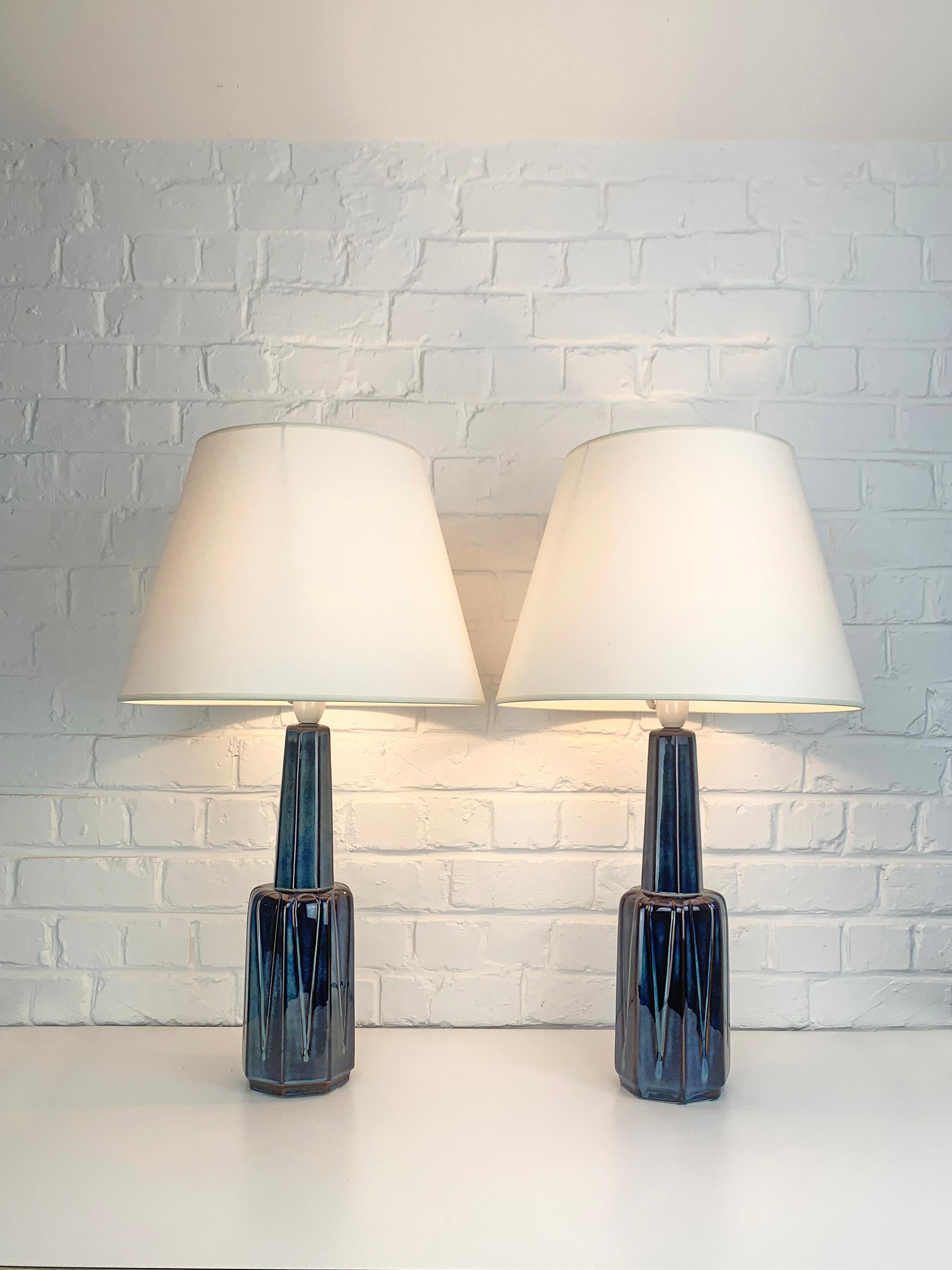 Pair of tall Danish Mid-Century stoneware table lamps of the 1960-70s created by Einar Johansen.   

Glazed in mainly in dark blue with light blue ad red-brown accents.  

Model 1033, manufactured by Søholm Stentøj (Soholm pottery) on the island of
