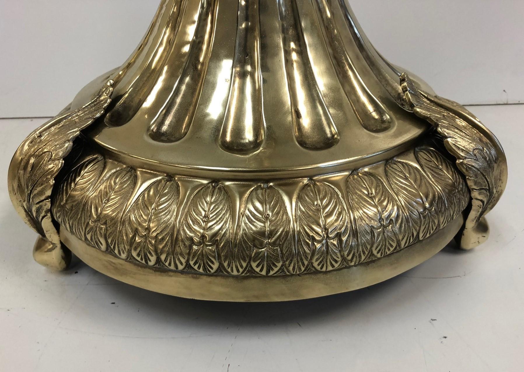 Paar hohe französische antike Bronze-Stehlampen (Neoklassisch) im Angebot