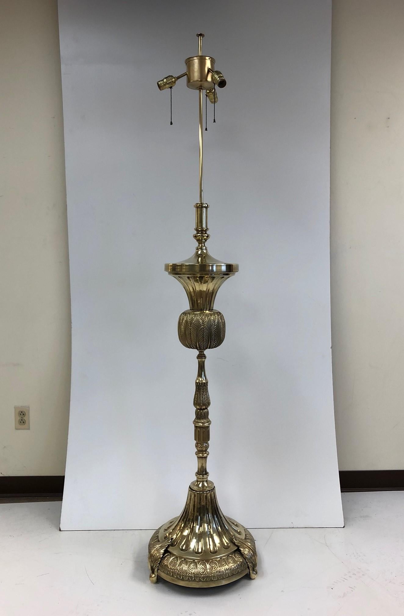 Paire de grands lampadaires français en bronze ancien en vente 1