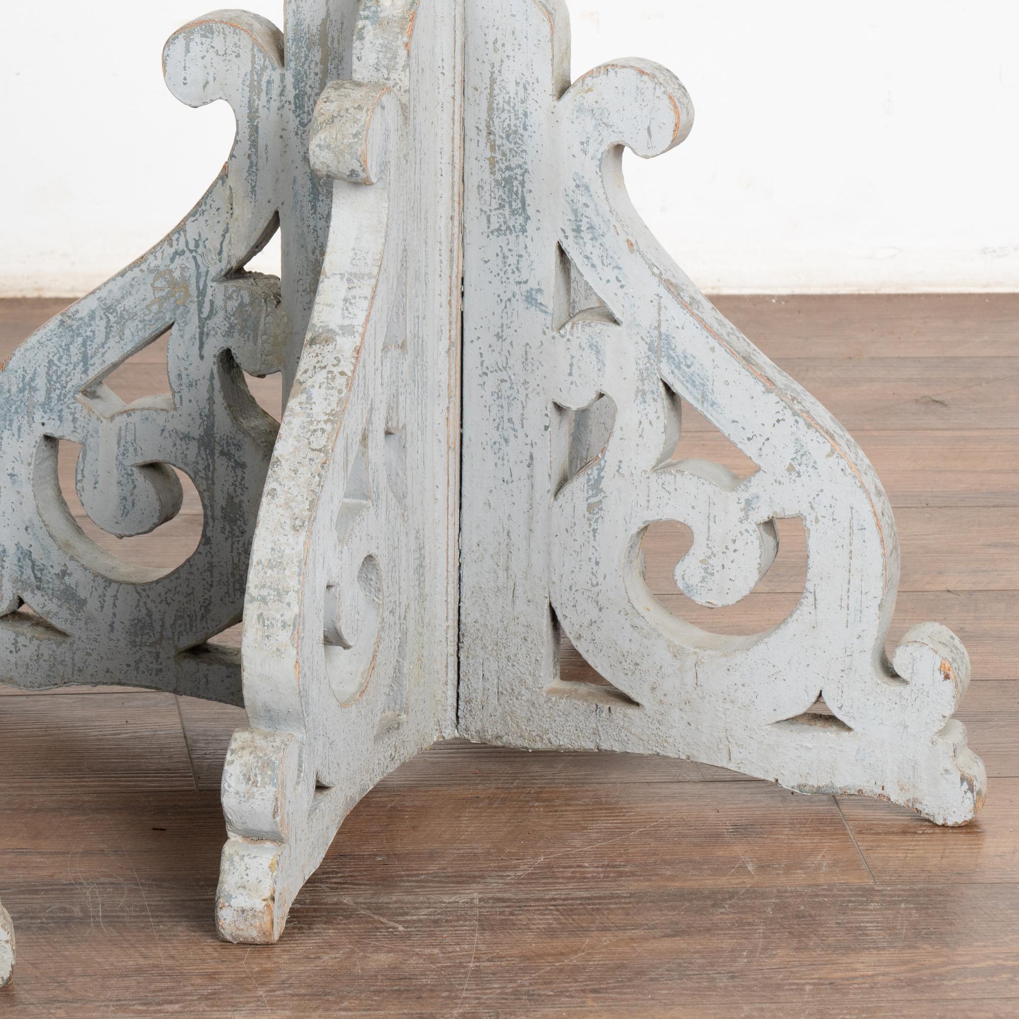 Paire de grands bougeoirs en pin peint en gris, vers 1890 en vente 3